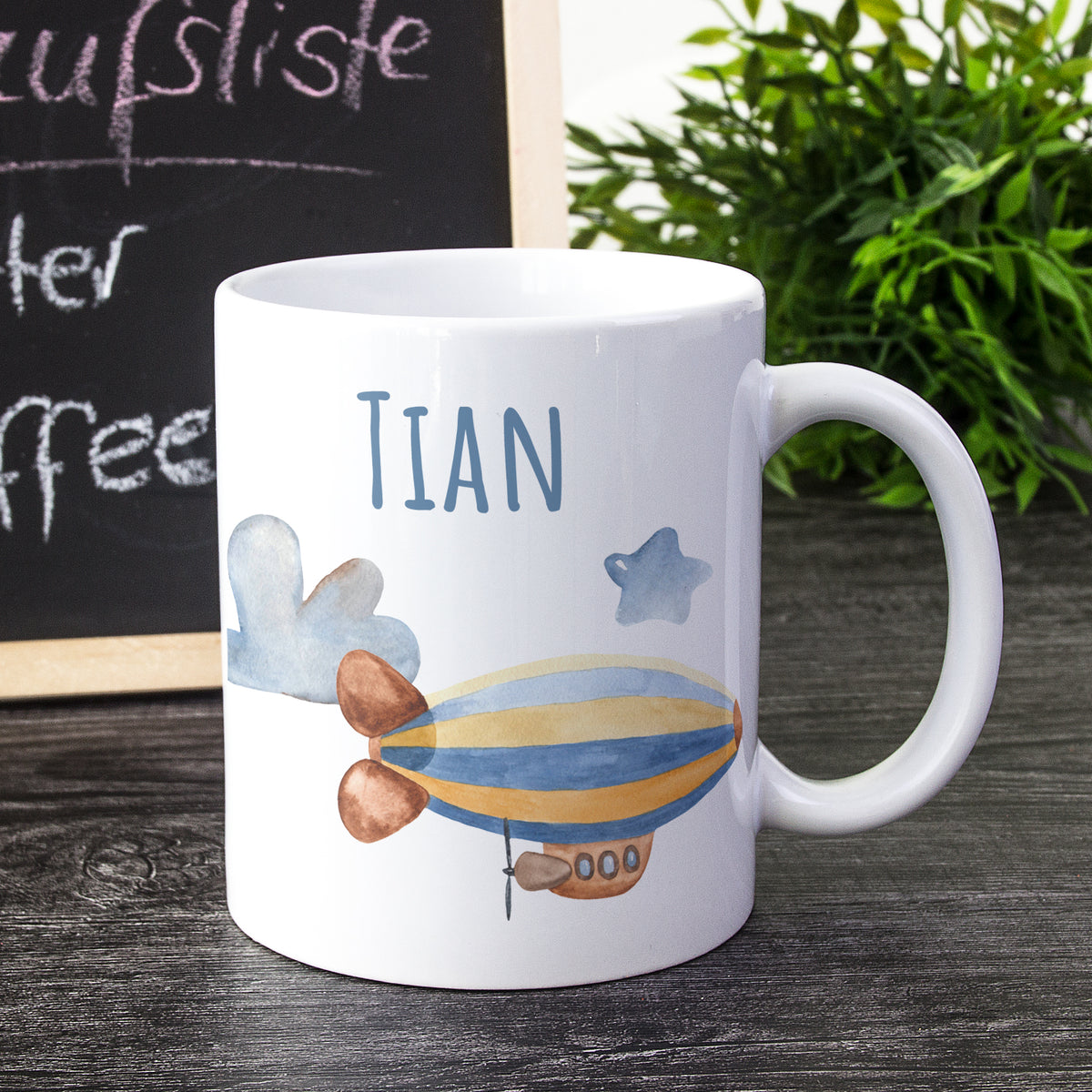 Personalisierte Tasse mit Luftschiff-Design in Pastellfarben.