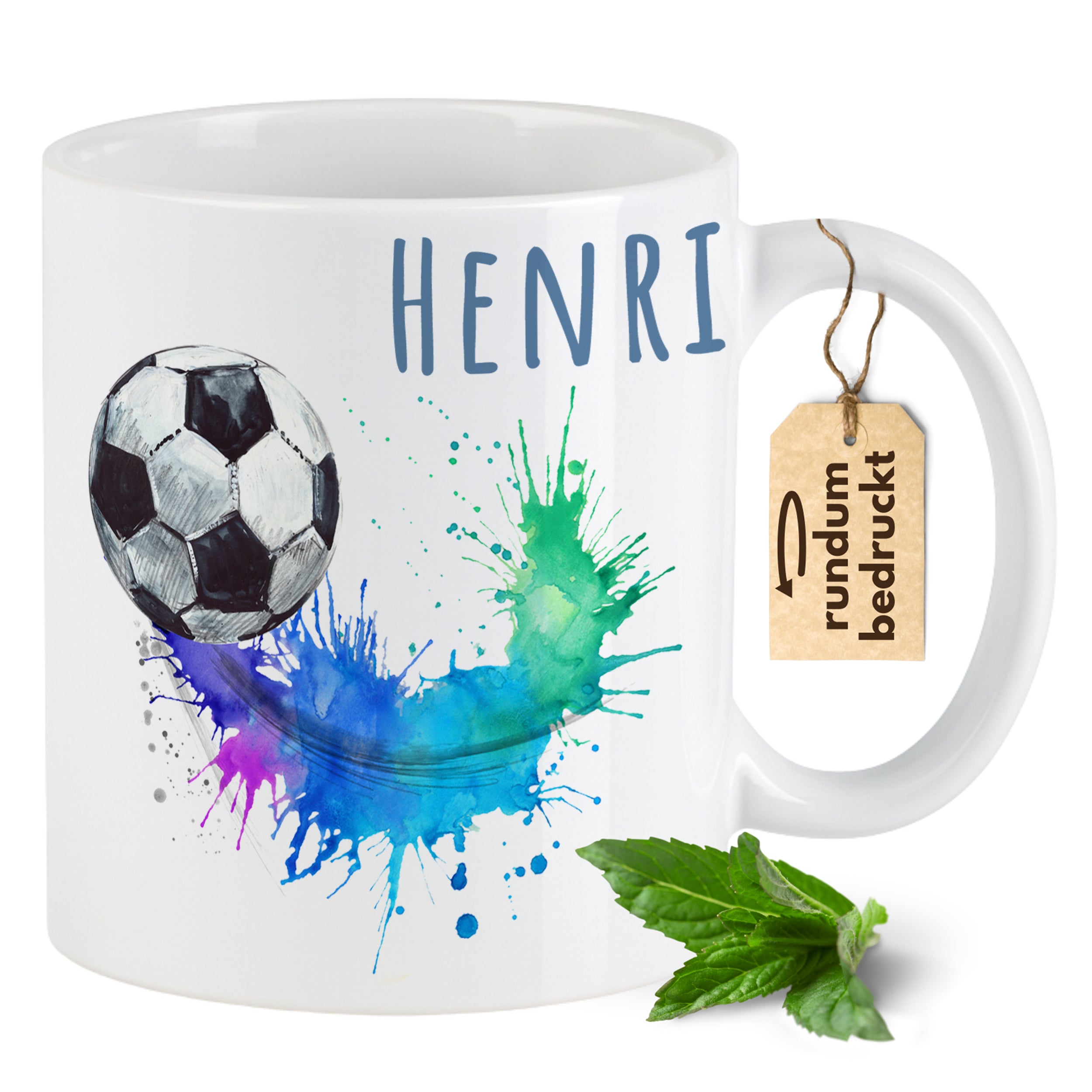 Weißer Kaffeebecher mit Fußballmotiv und bunten Spritzern.
