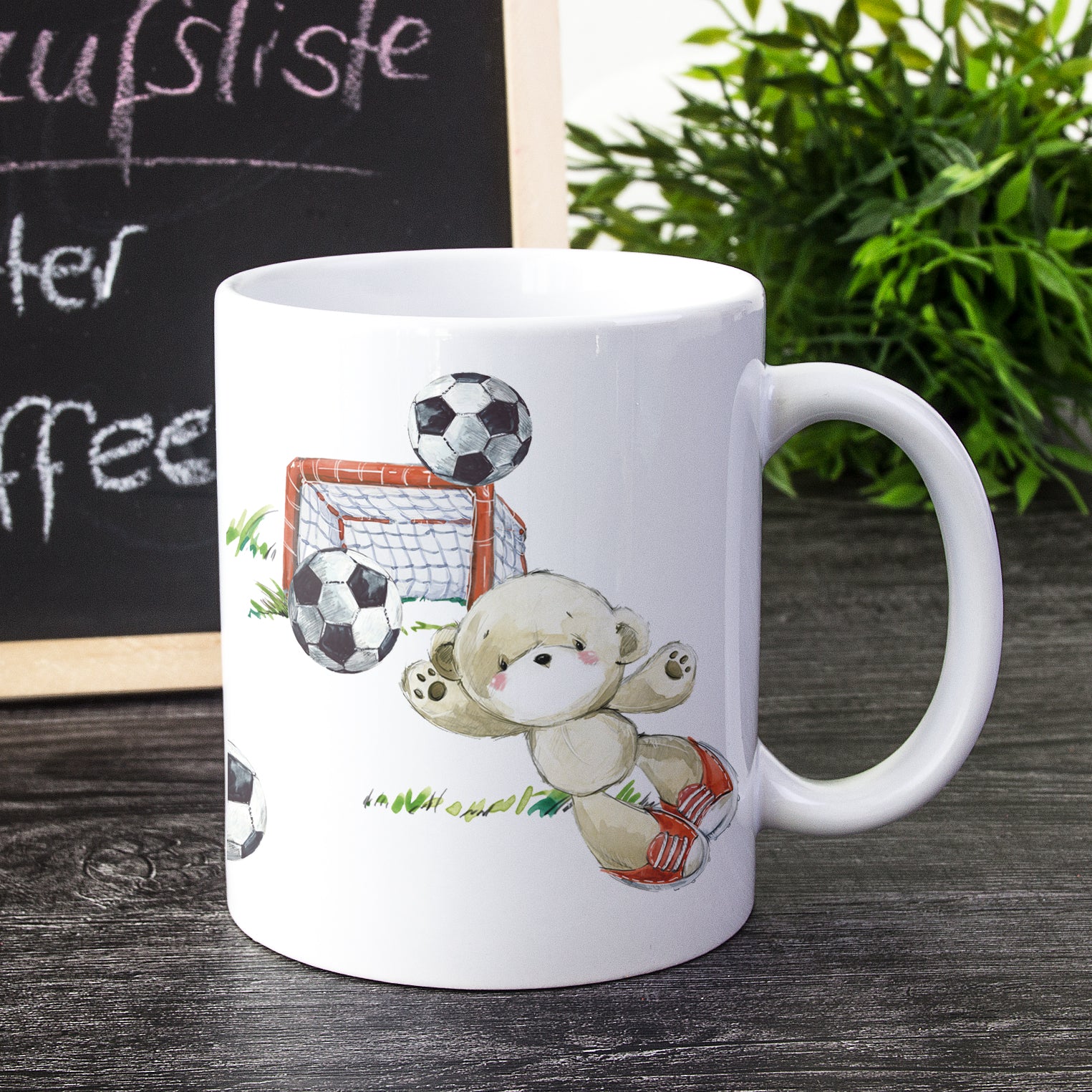 Tasse mit einem niedlichen Teddybär und Fußballmotiv.