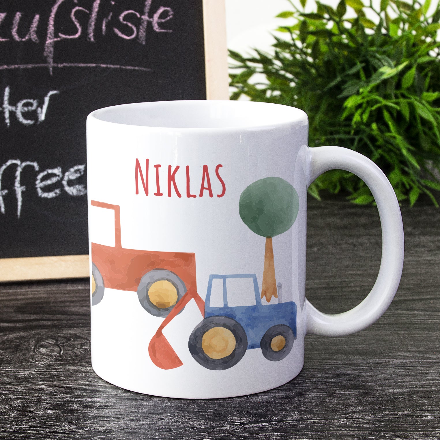 Weißer Becher mit Traktoren und Namen "Niklas".