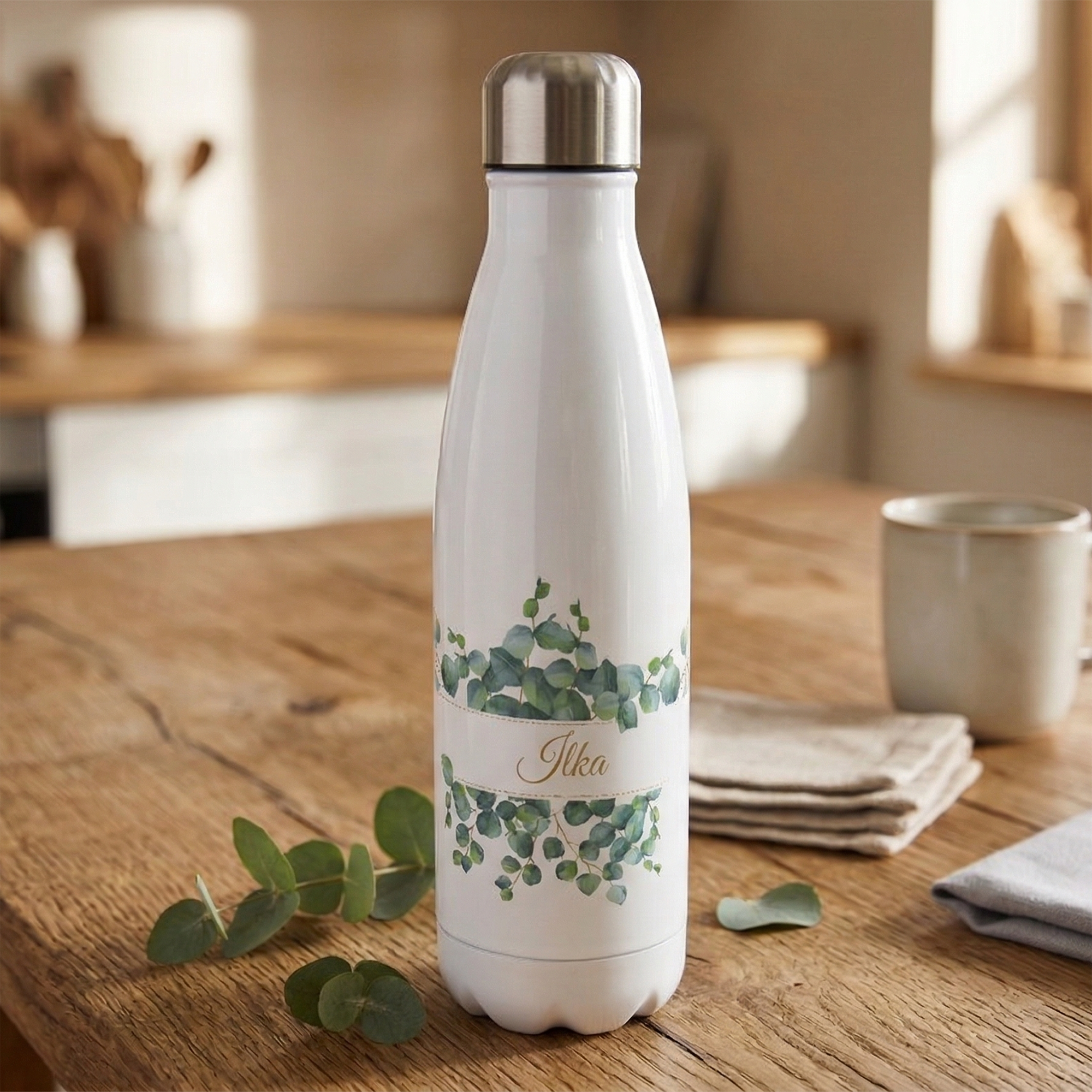 Weiße Edelstahl-Trinkflasche mit Eukalyptus-Muster und silbernem Deckel.