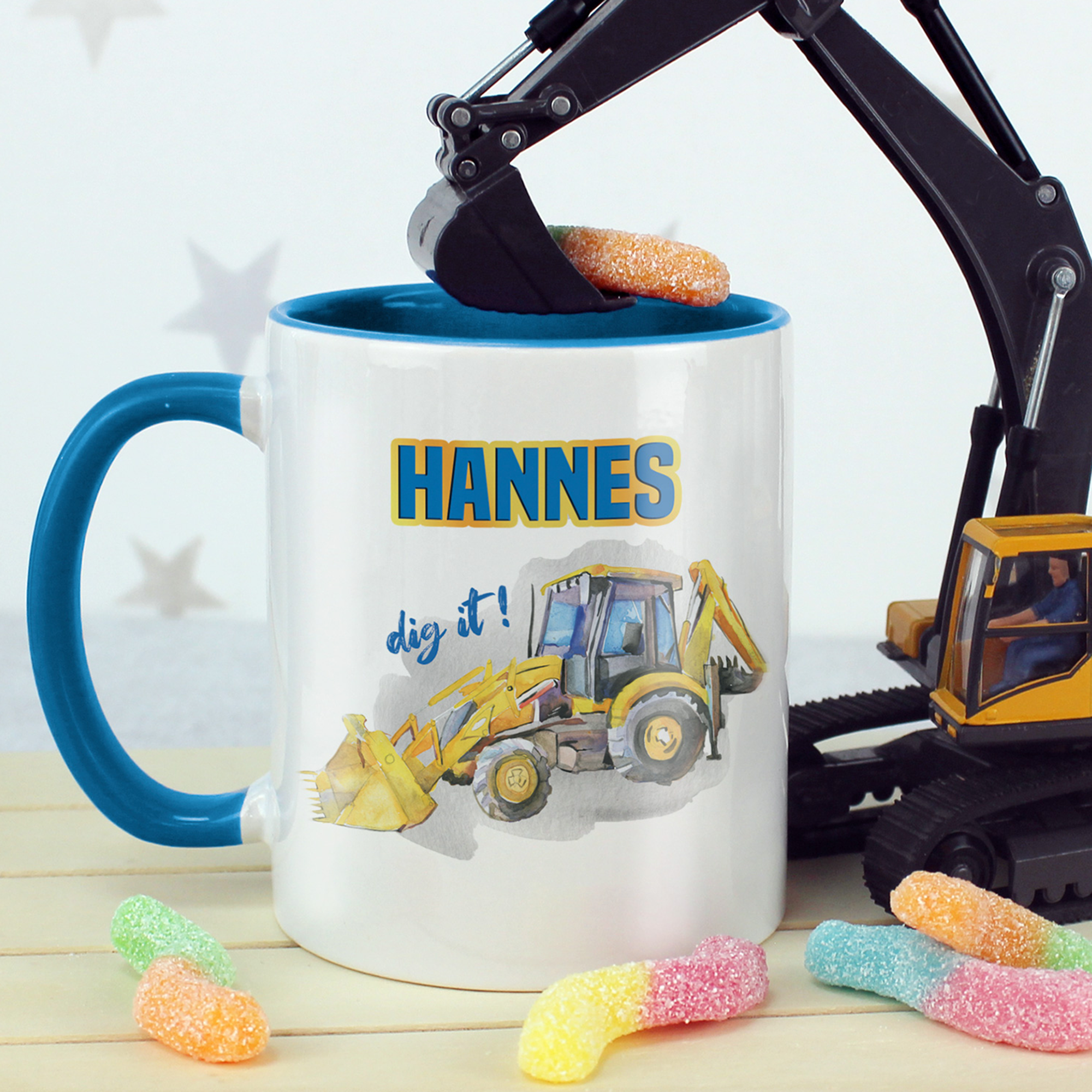 Tasse mit blauem Henkel, Bagger-Motiv und Namen "Hannes".