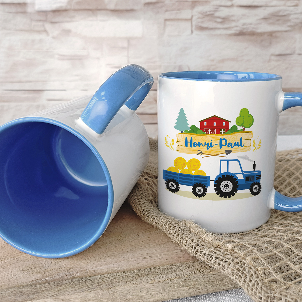 Weißer Tasse mit blauem Henkel und Traktor-Design.