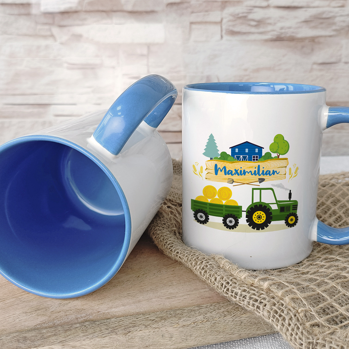 Tasse mit blauem Henkel, Traktor-Design und personalisiertem Namen.