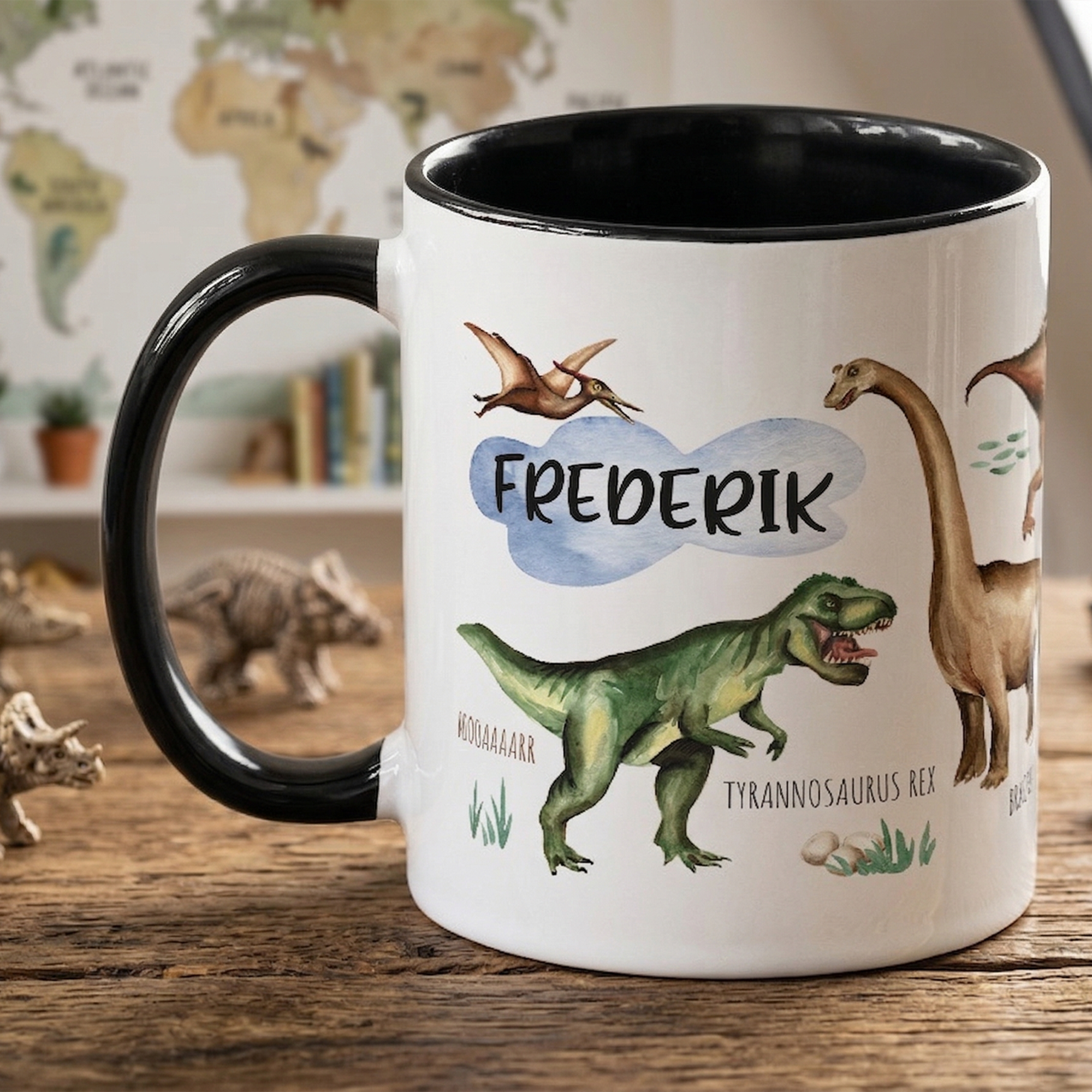 Tasse mit Dinosauriern und dem Namen "Frederik", schwarz-weiße Farben.