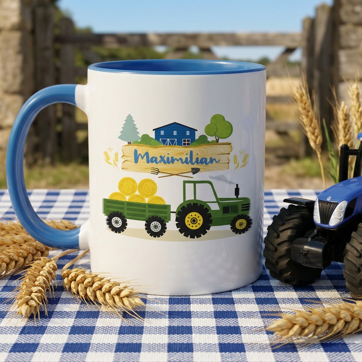 Tasse mit grünem Traktor und personalisiertem Namen.