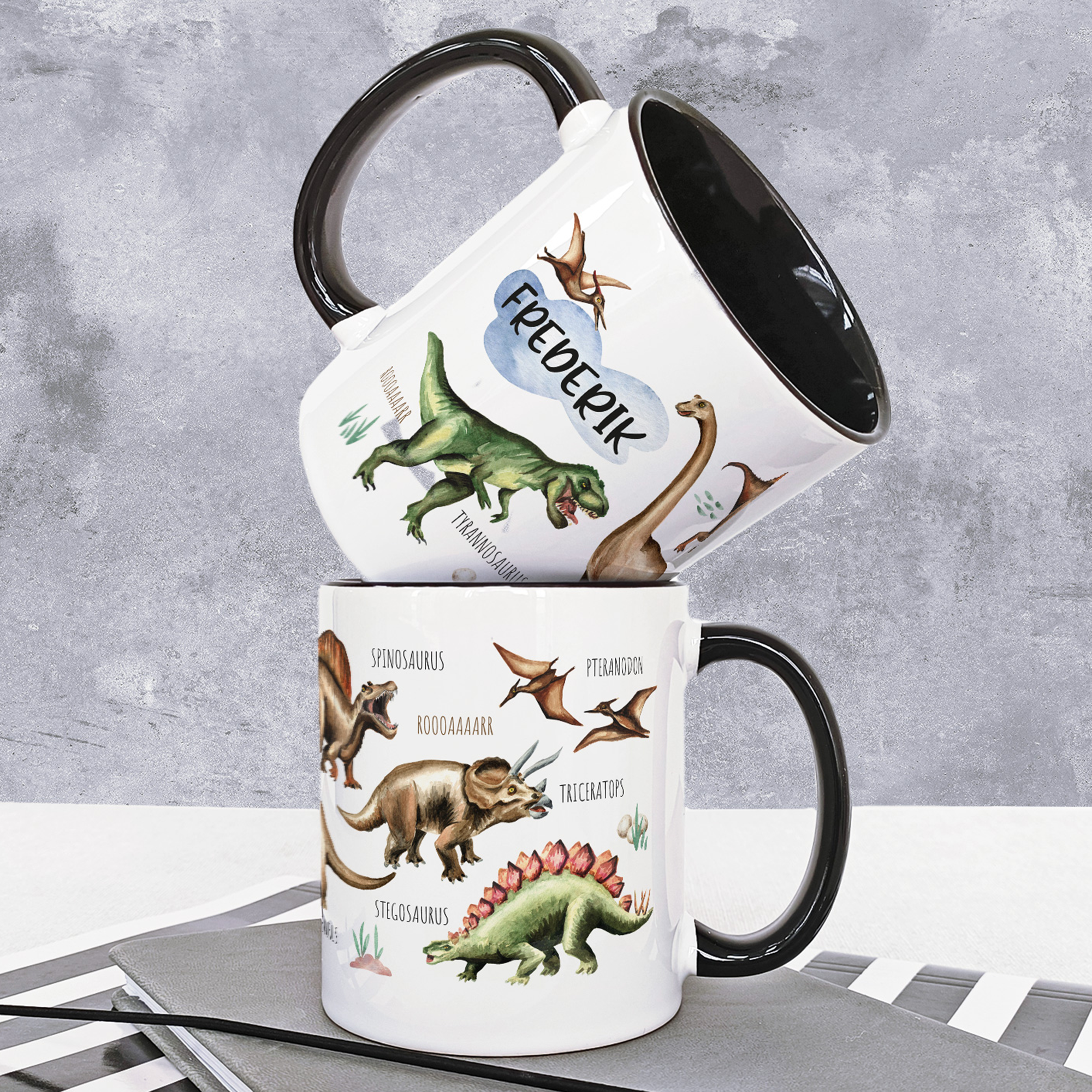 Dinosaurier-Tasse mit bunten Illustrationen und schwarzem Henkel.