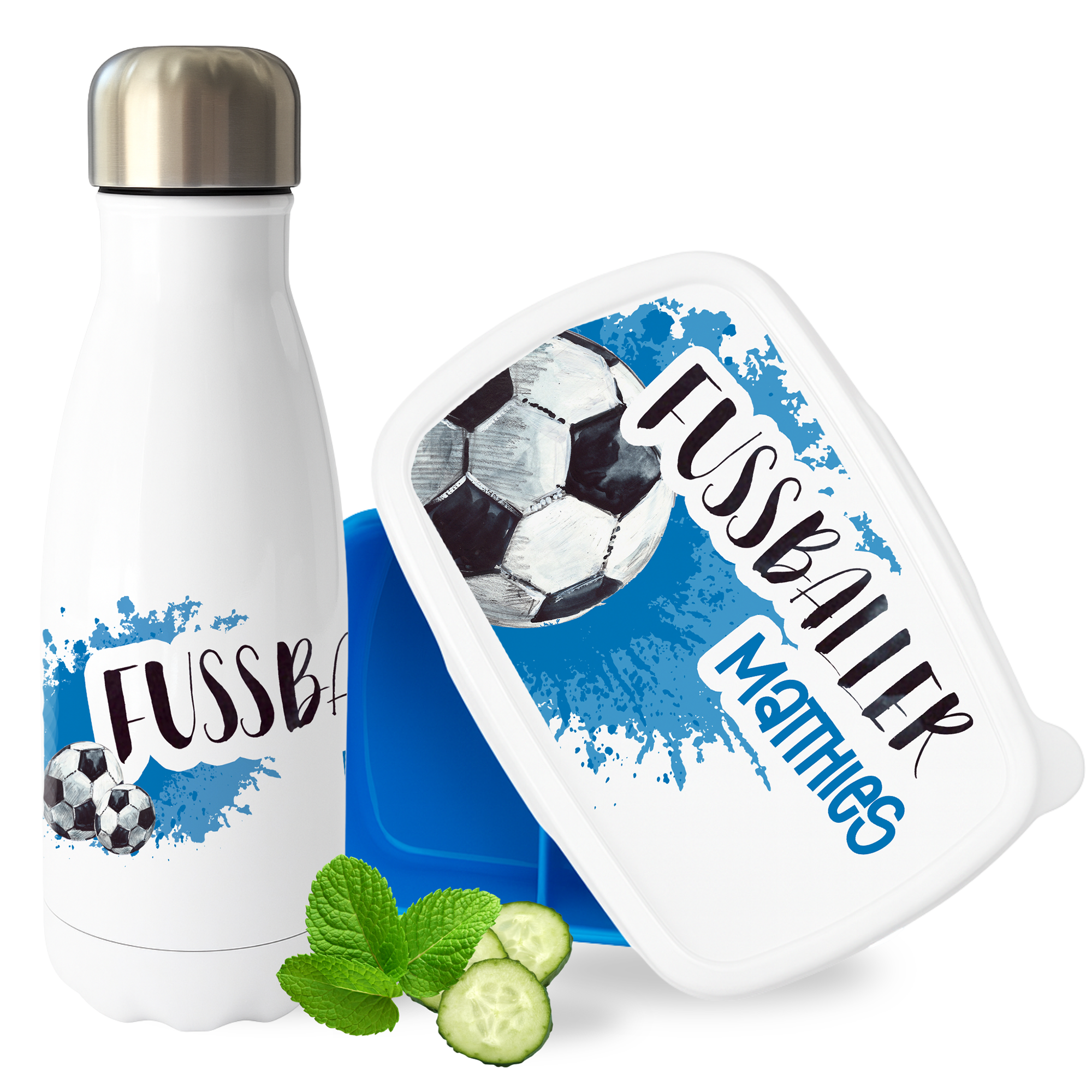 Weiße Trinkflasche und blaue Lunchbox mit Fußballmotiv.