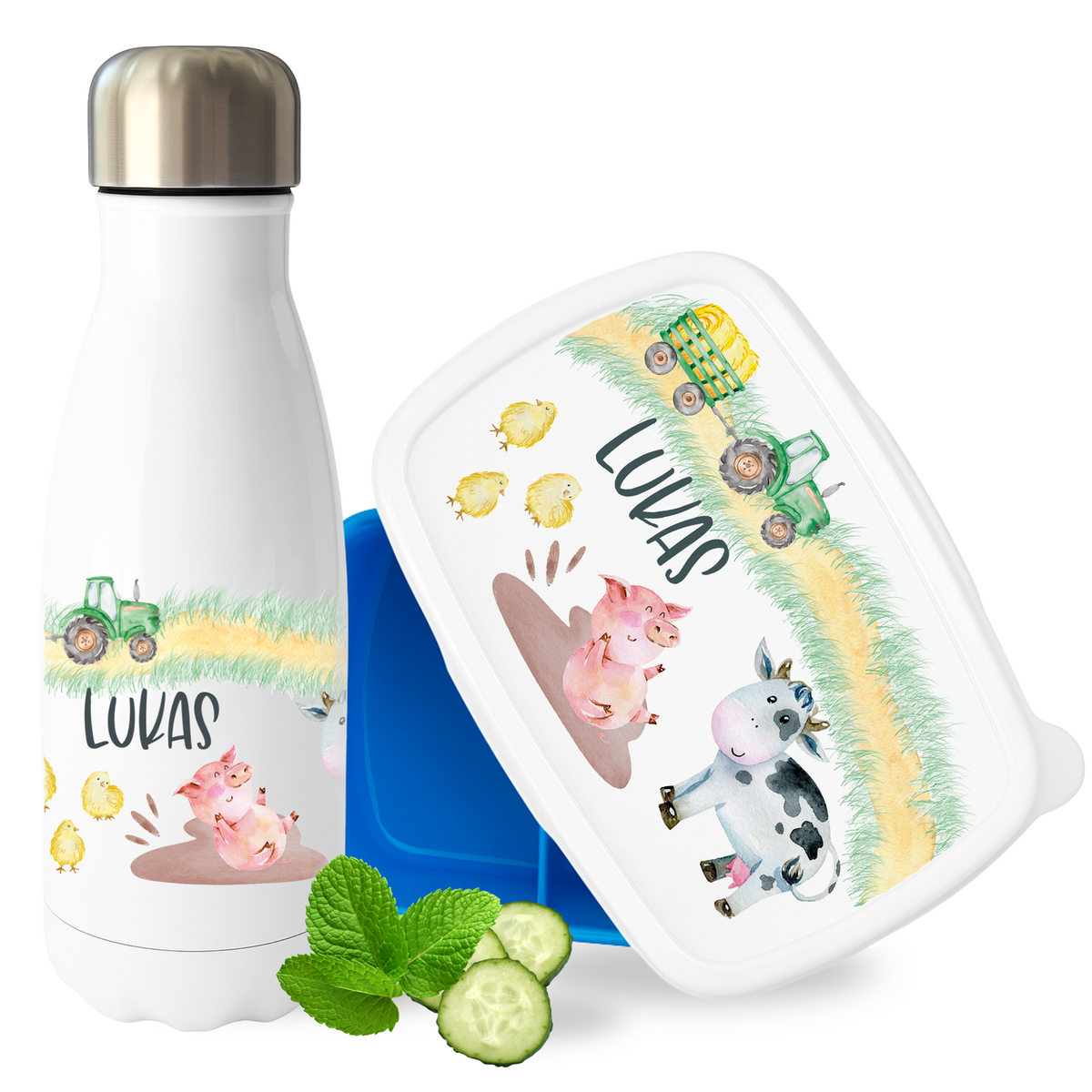 Weiße Trinkflasche und blaue Brotdose mit Tiermotiven.