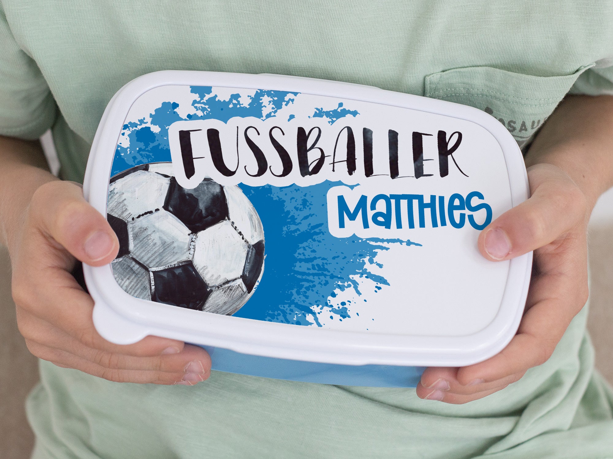 Lunchbox mit Fußballmotiv für Matthies, blau-weiß.