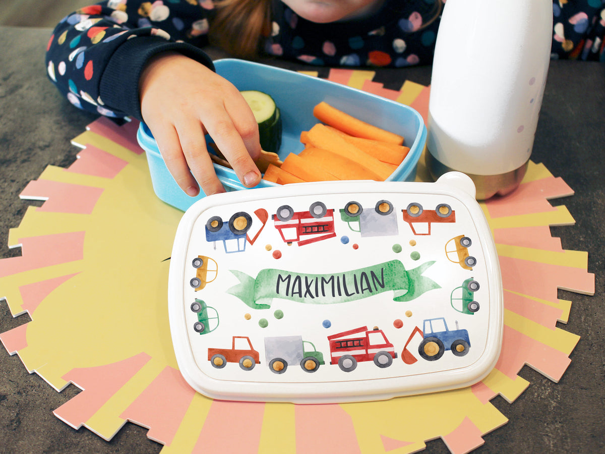 Bunte Brotdose mit Fahrzeugmotiven und Namen "Maximilian".