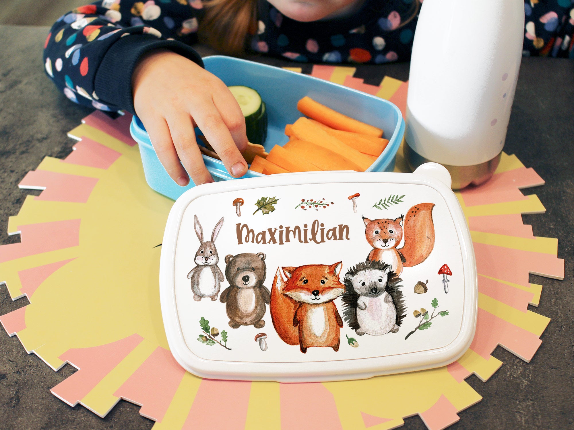Bunte Brotbox mit Tiermotiven und dem Namen Maximilian.