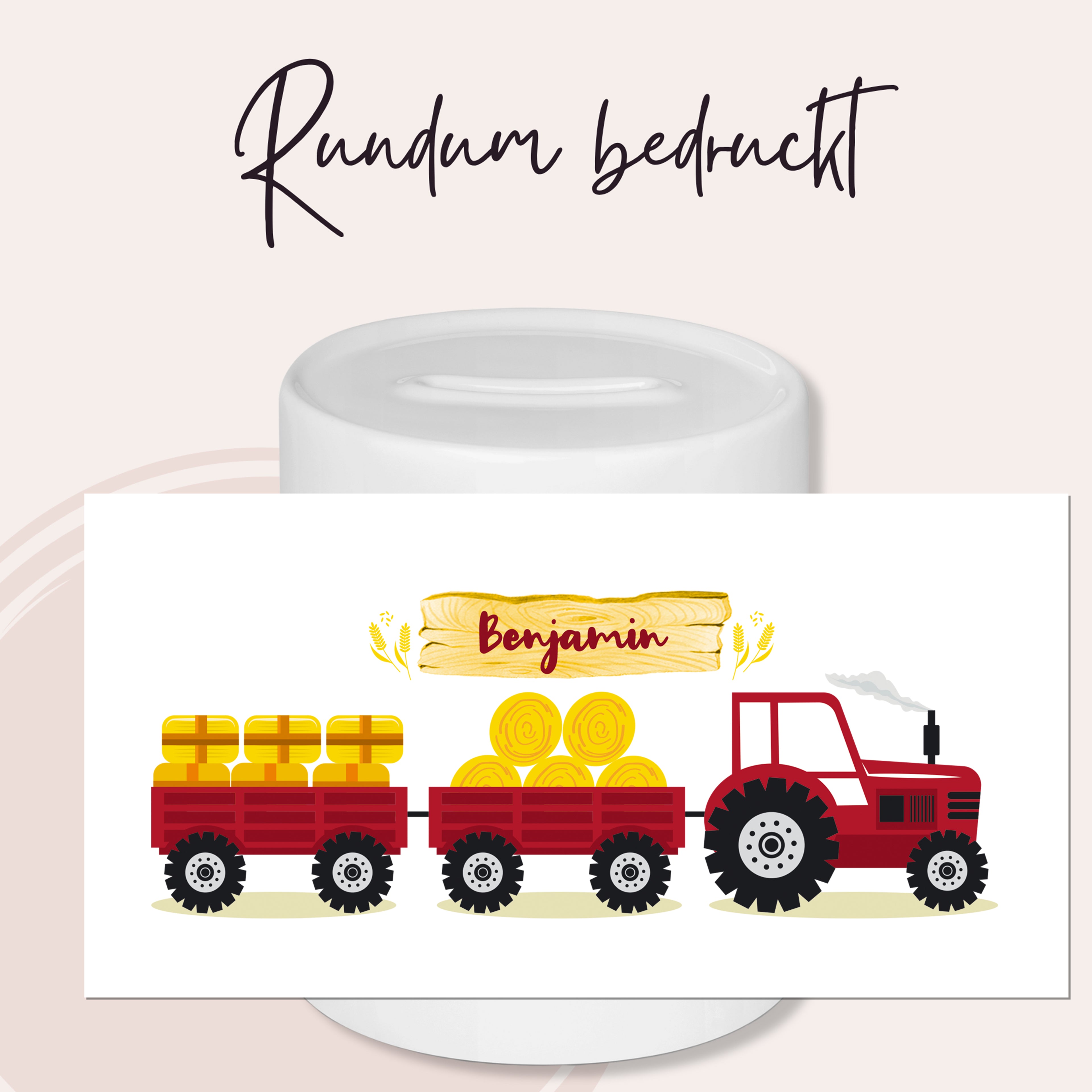 Roter Traktor mit gelben Heuballen auf einem Anhänger.
