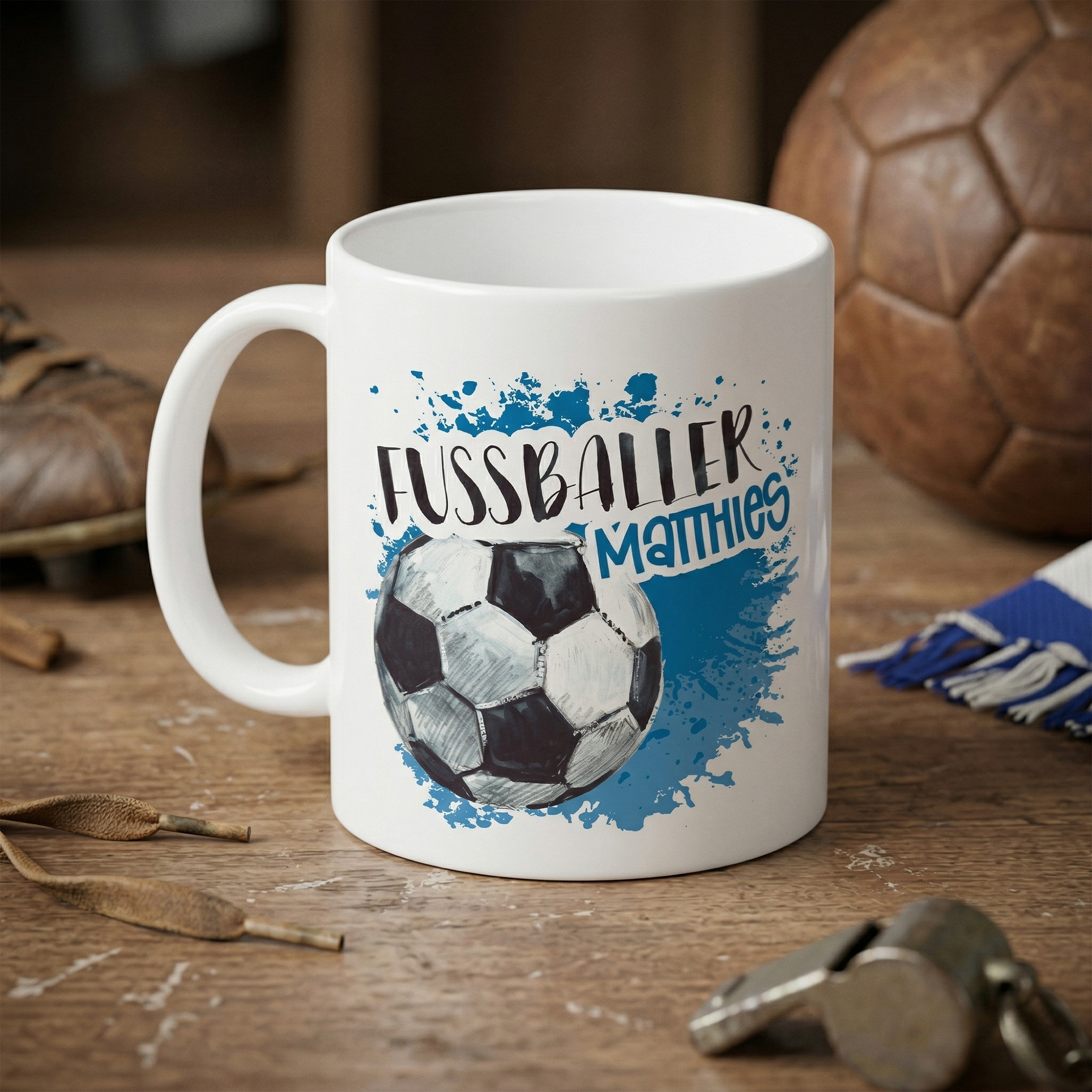 Weißer Becher mit Fußballmotiv und Namen "Matthies".