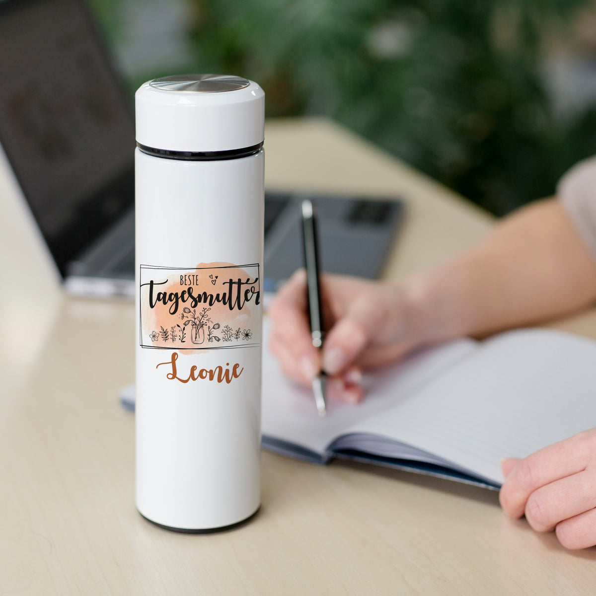 Weiße Thermosflasche mit goldener Schrift "Beste Tagesmutter Leonie".