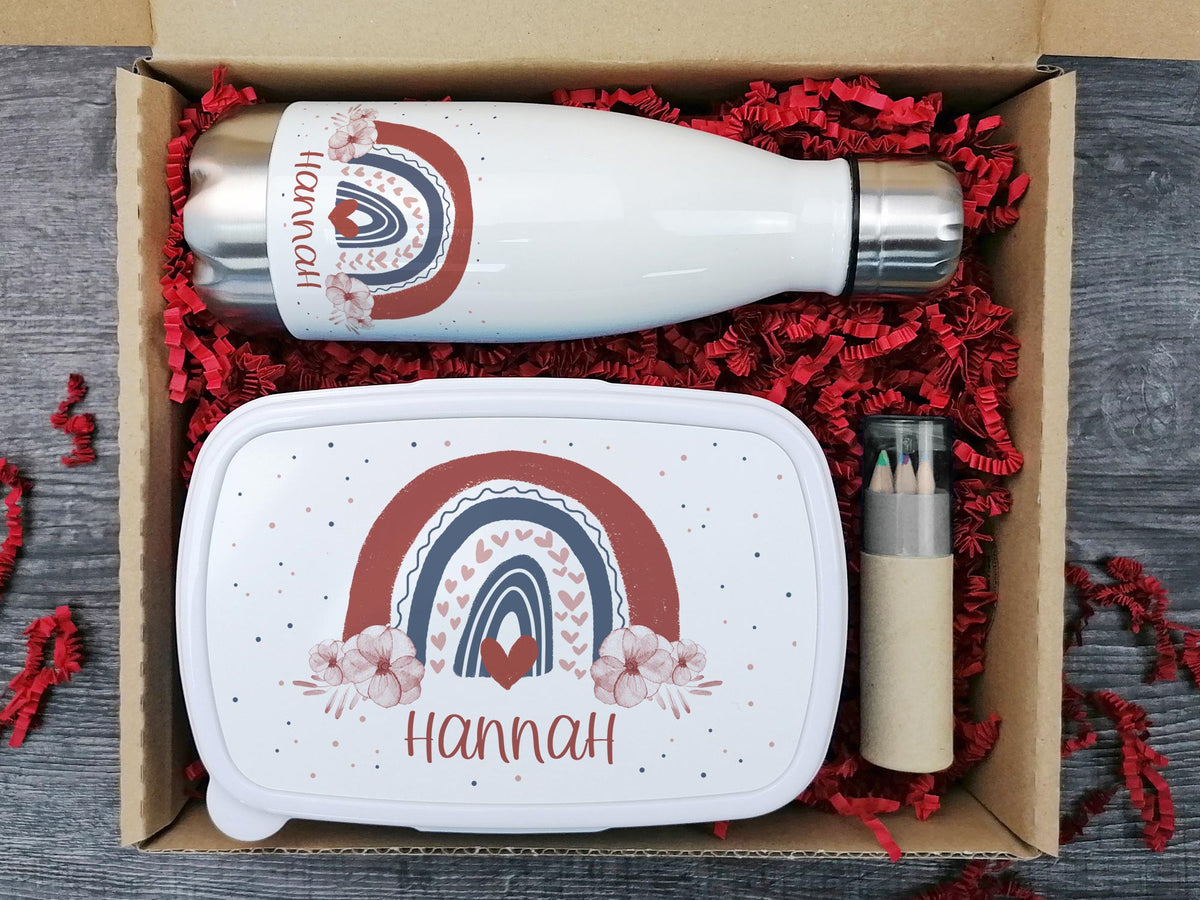 Personalisierte Trinkflasche und Lunchbox mit Regenbogenmotiv.