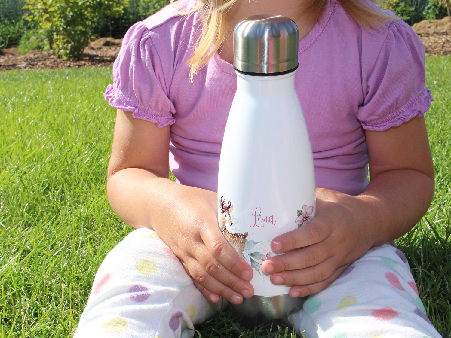 Weiße Trinkflasche mit floralem Design und Namen "Lina".