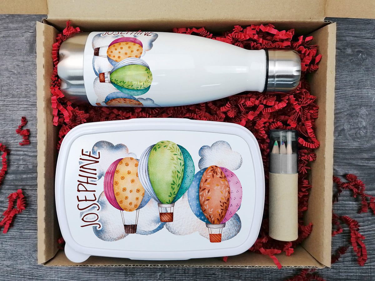 Isolierte Geschenkbox mit bunten Luftballons, Trinkflasche und Dose.