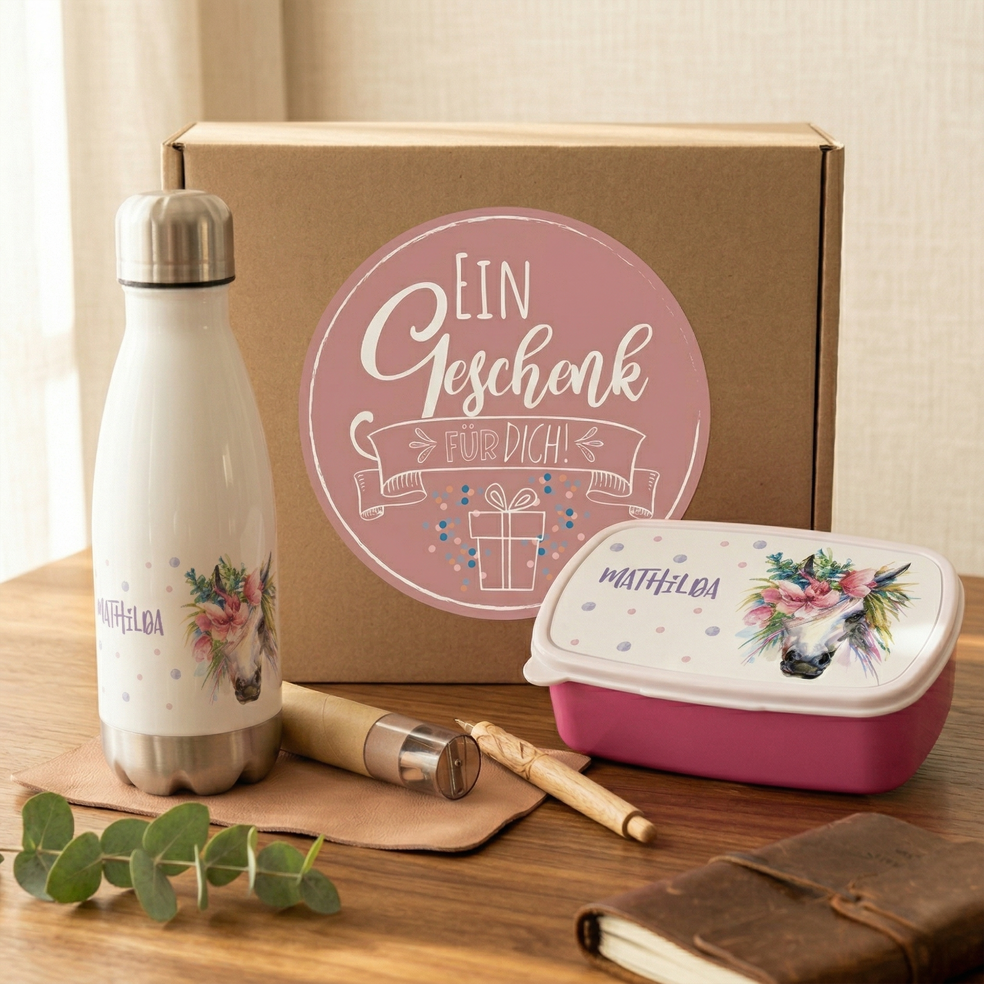 Isolierte Flasche und Lunchbox mit floralem Design, Geschenkverpackung.
