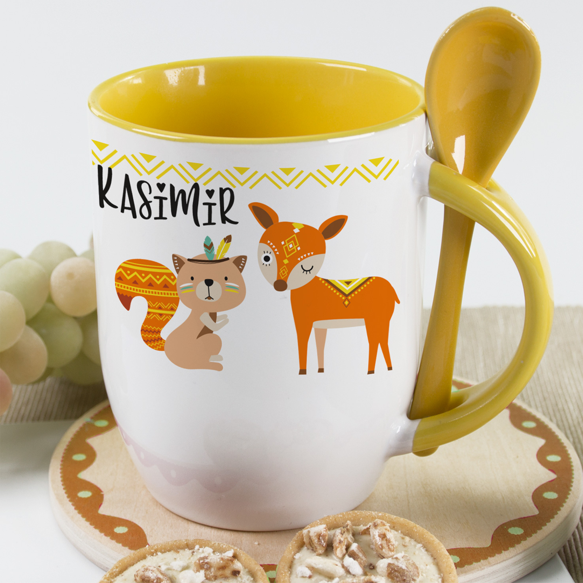 Bunte Tasse mit Katze, Reh und gelbem Henkel.