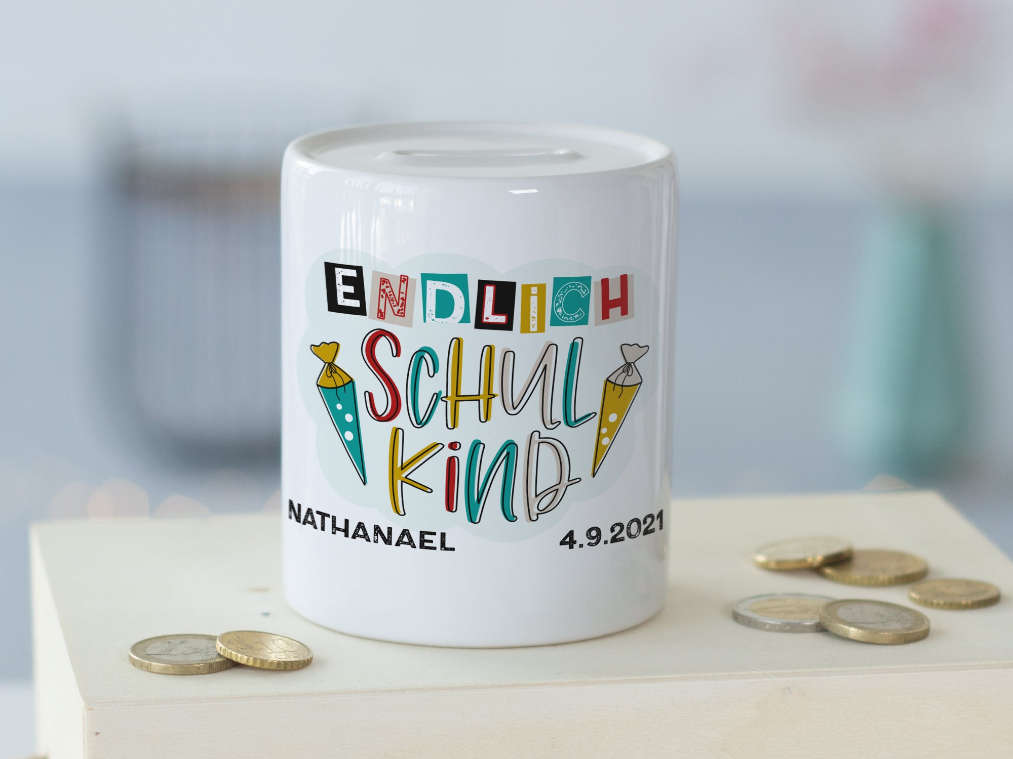 Weißer Sparschwein mit buntem Aufdruck "Endlich Schulkind".