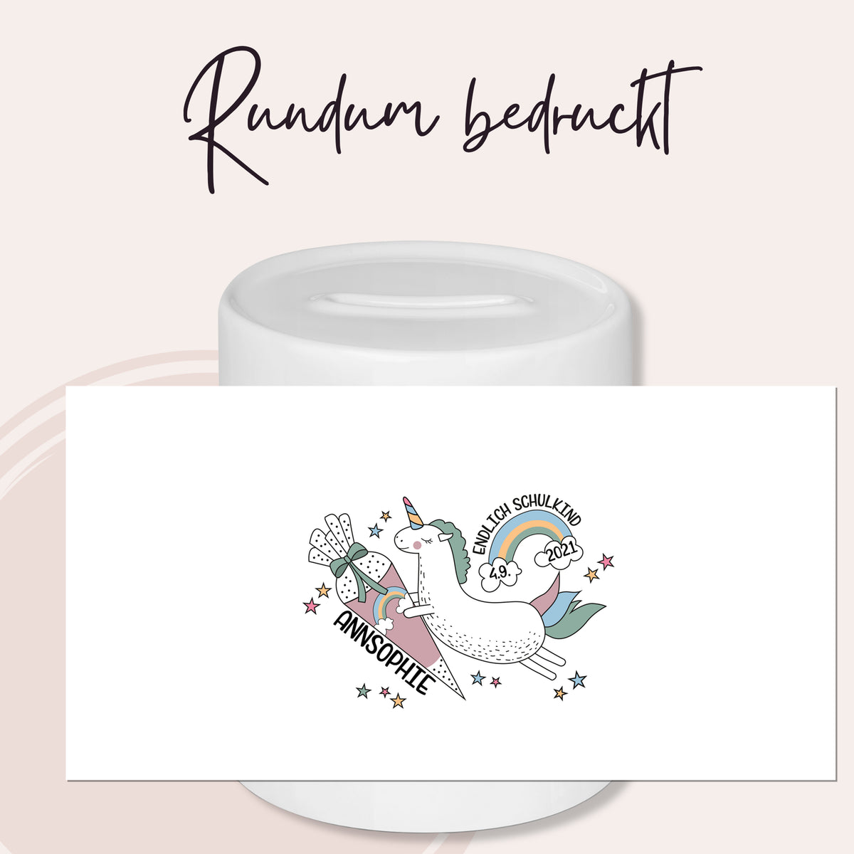 Weißer Becher mit buntem Einhorn-Design und Namen.