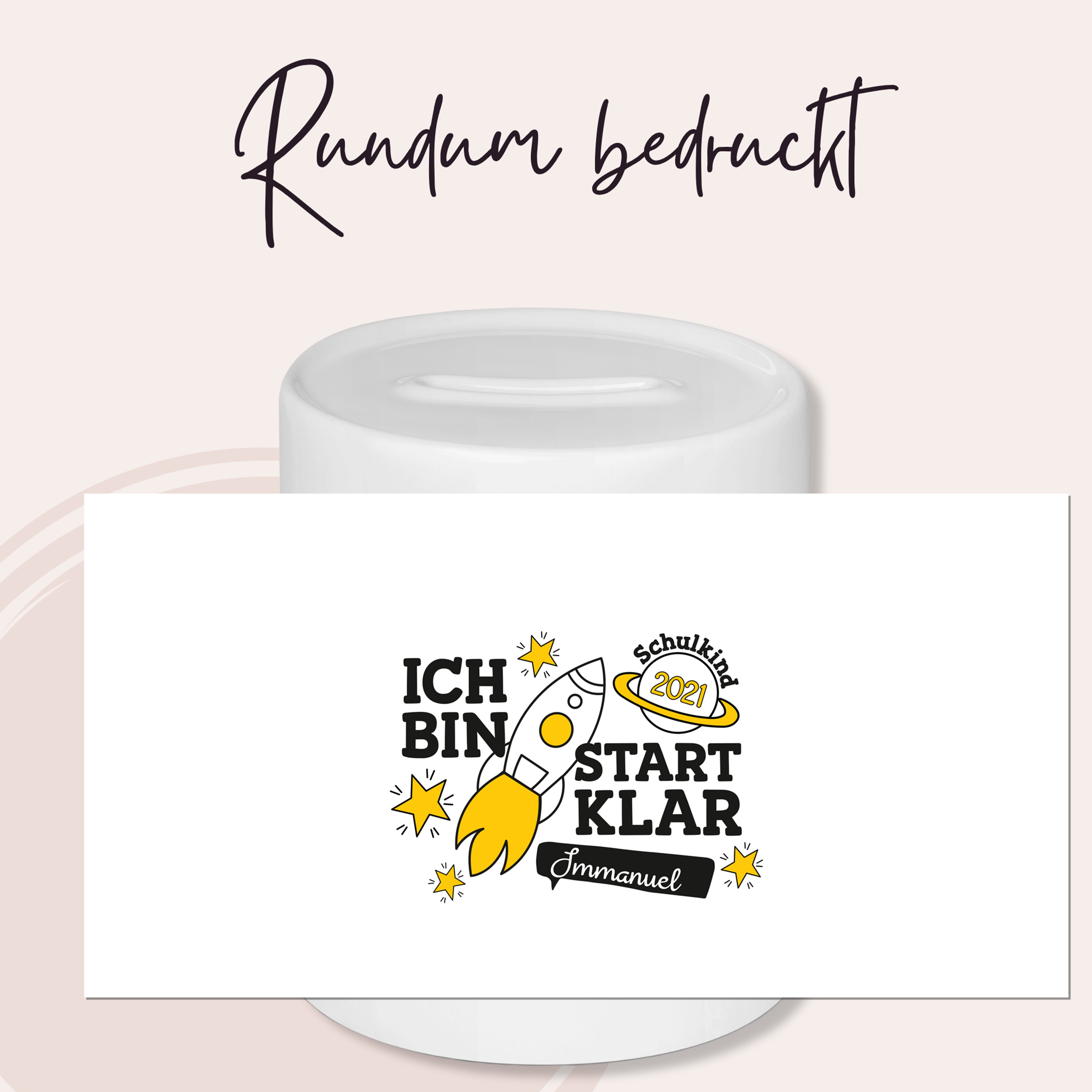 Weißer Becher mit buntem Raketen-Motiv und Text.
