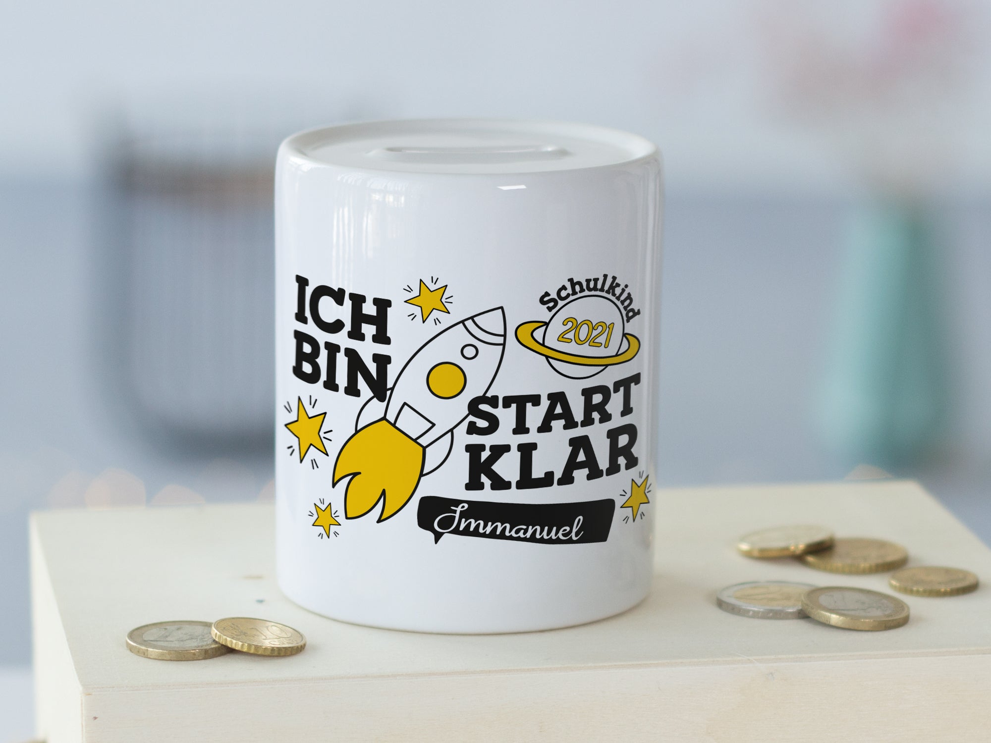 Weißes Sparschwein mit Rakete, Text „Ich bin startklar 2021“.