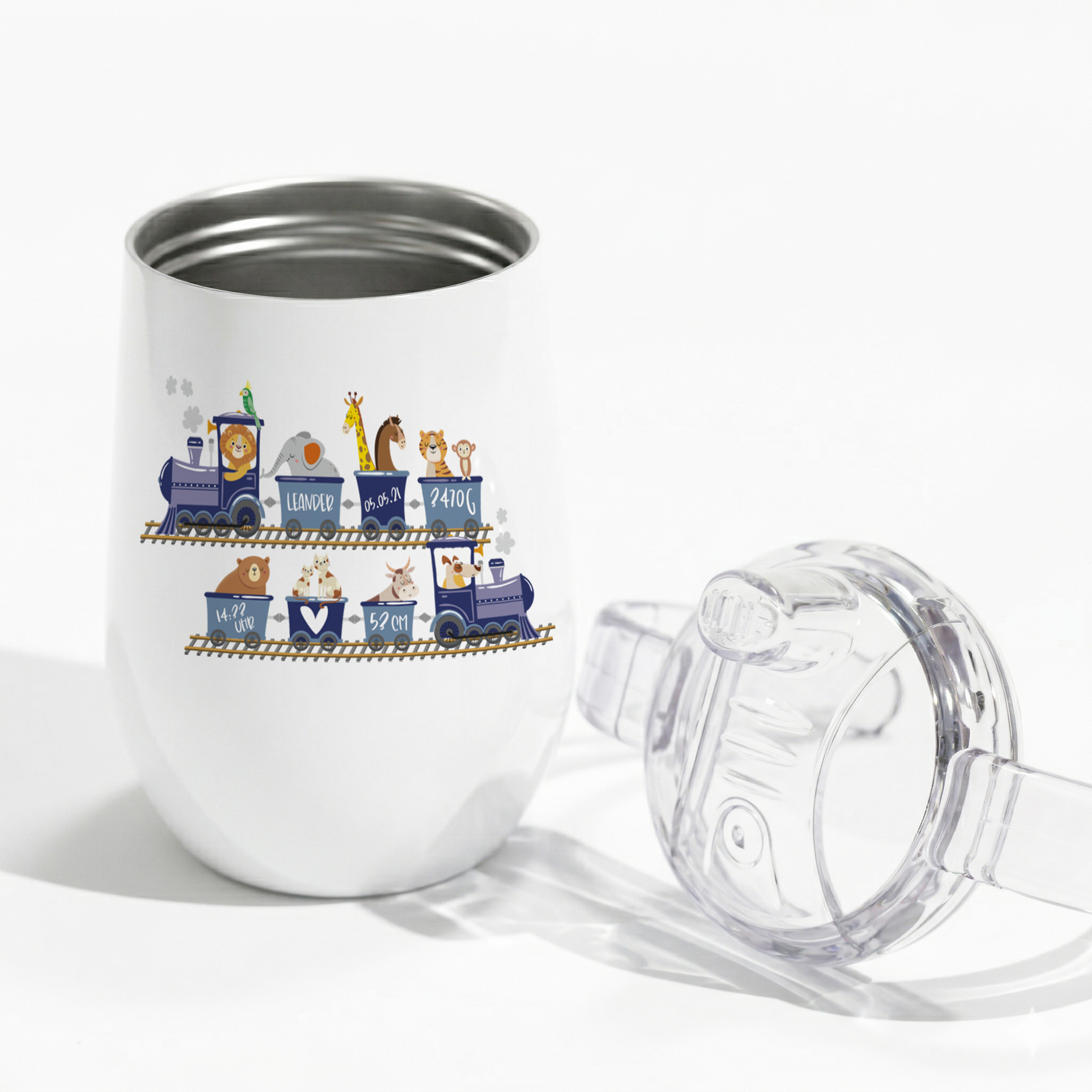 Weißer Edelstahlbecher mit buntem Tierzug-Motiv.