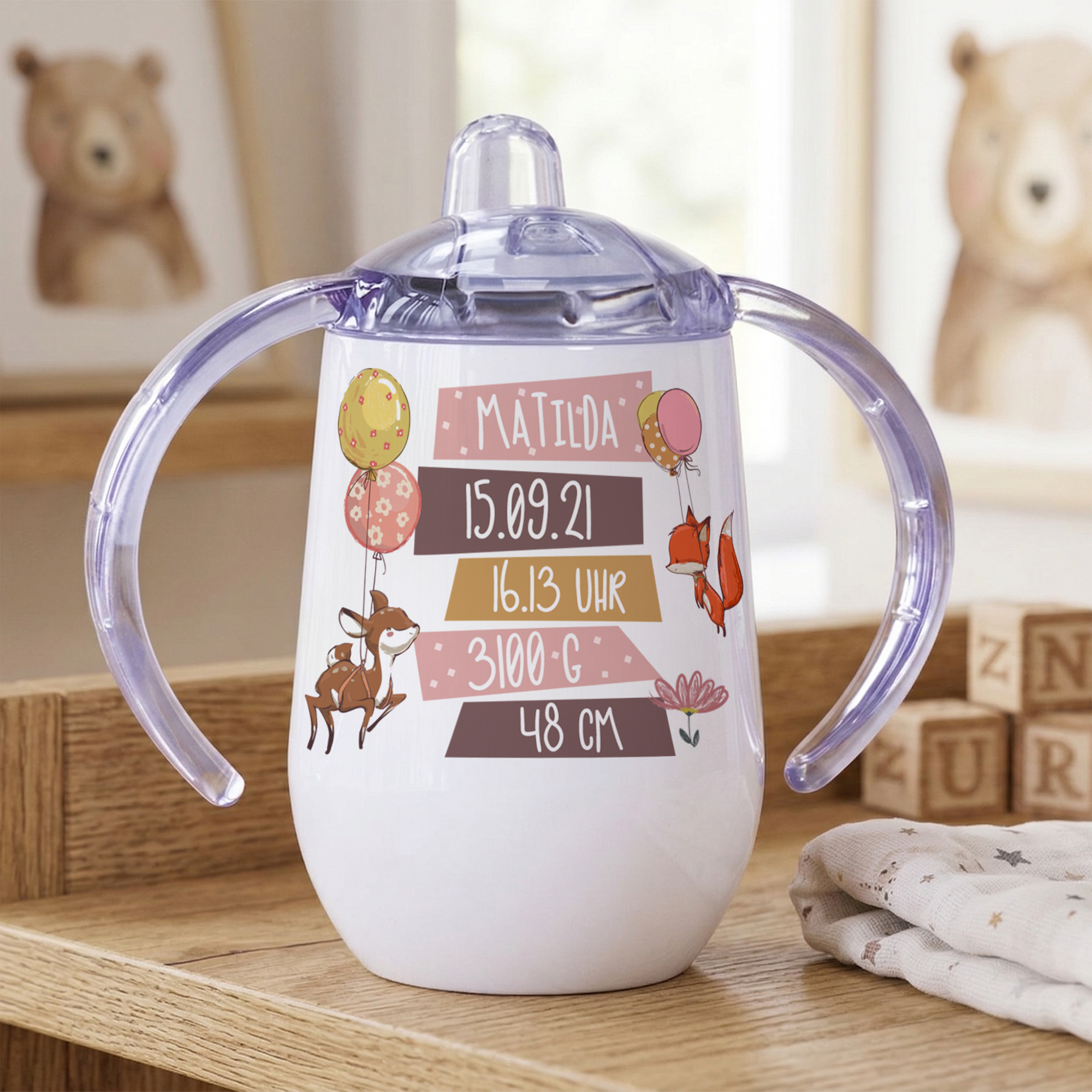 Personalisierte Trinkflasche in Weiß mit lila Griffen.