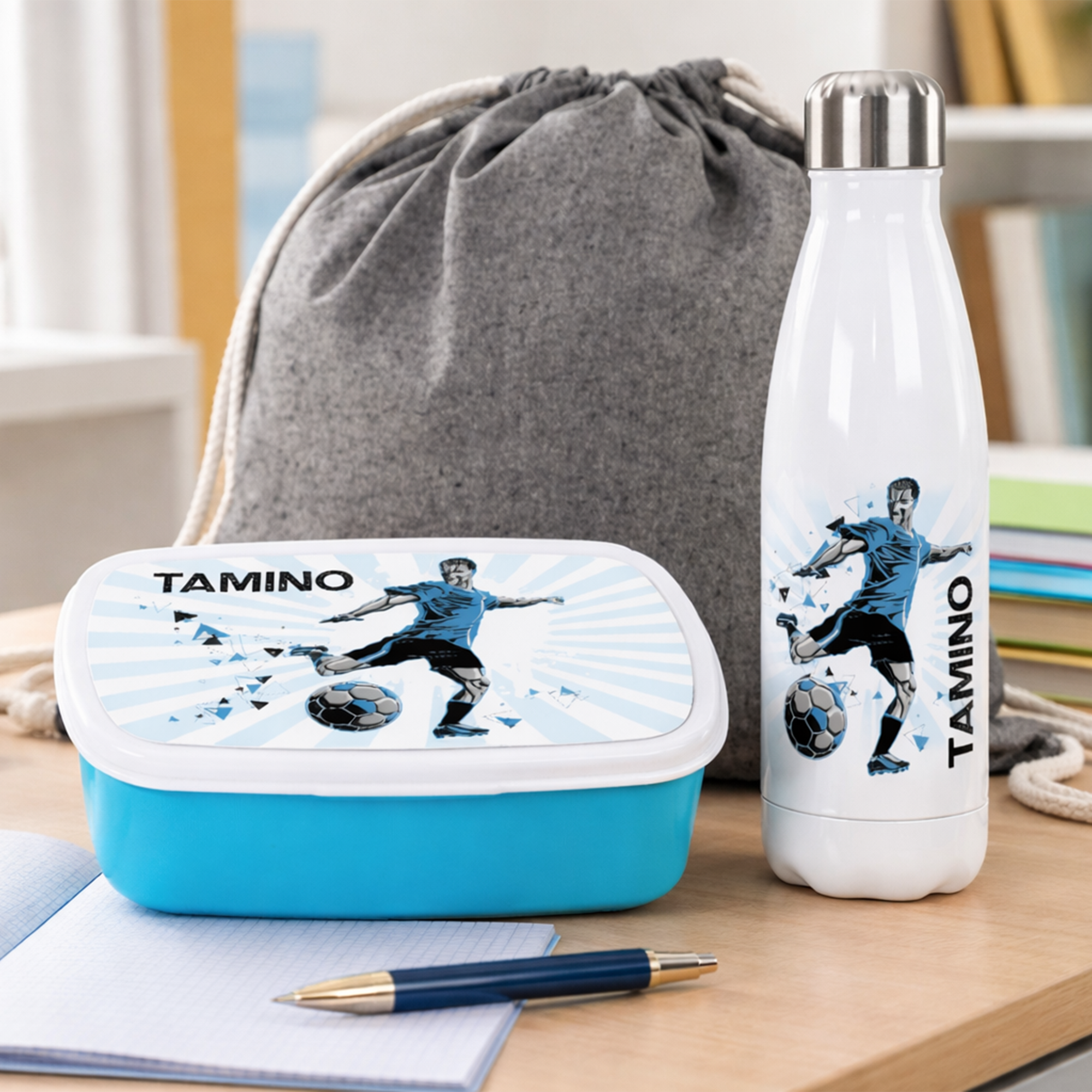 Blaue Brotdose und weiße Trinkflasche mit Fußballmotiv.