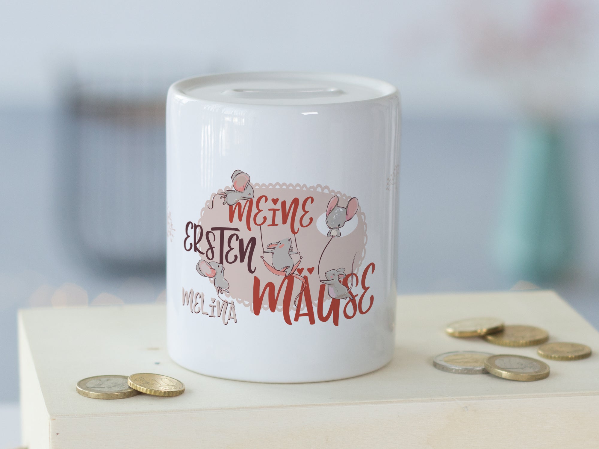 Weiße Spardose mit Aufschrift "Meine ersten Mäuse".