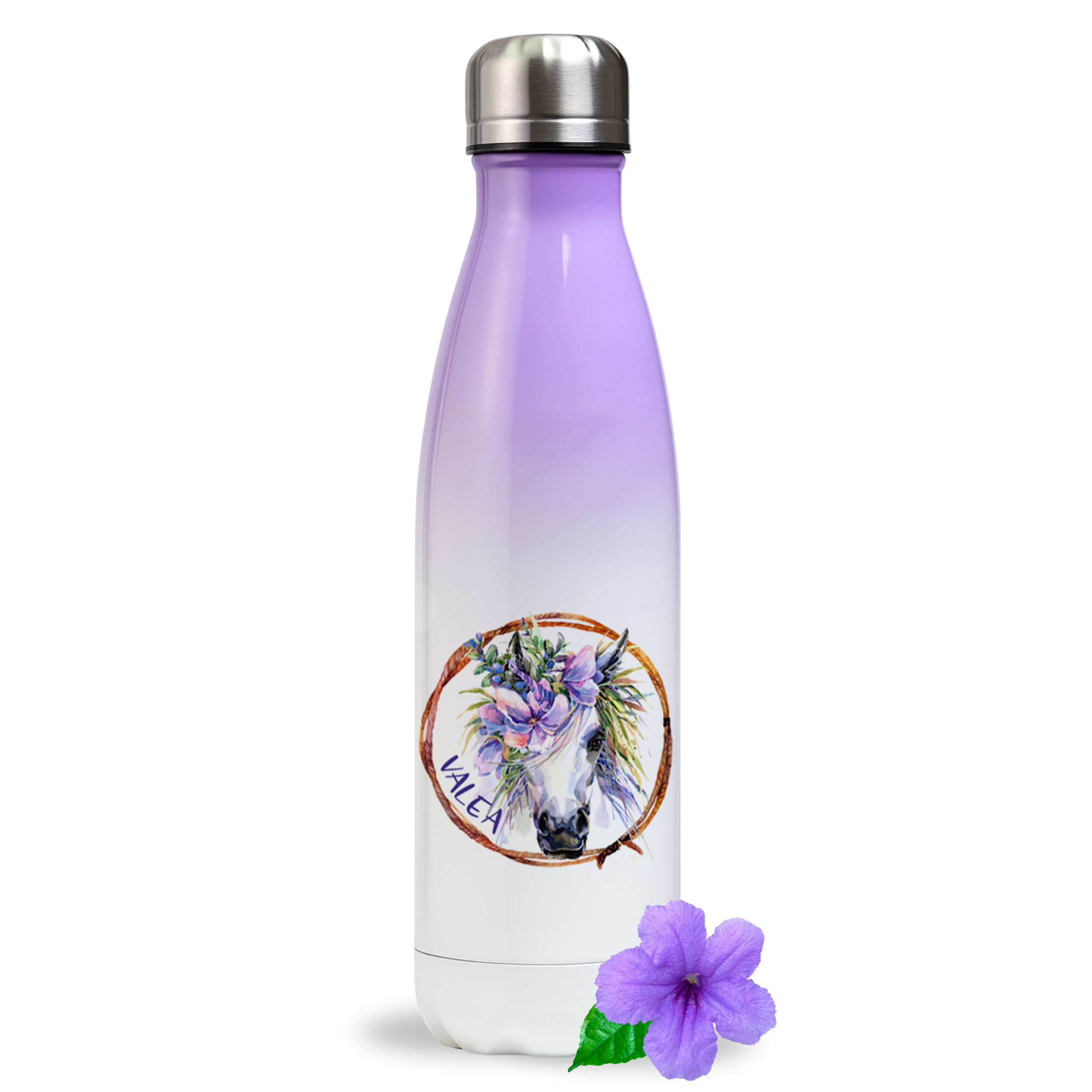 Lila Wasserflasche mit Einhorn-Motiv und Blumen.