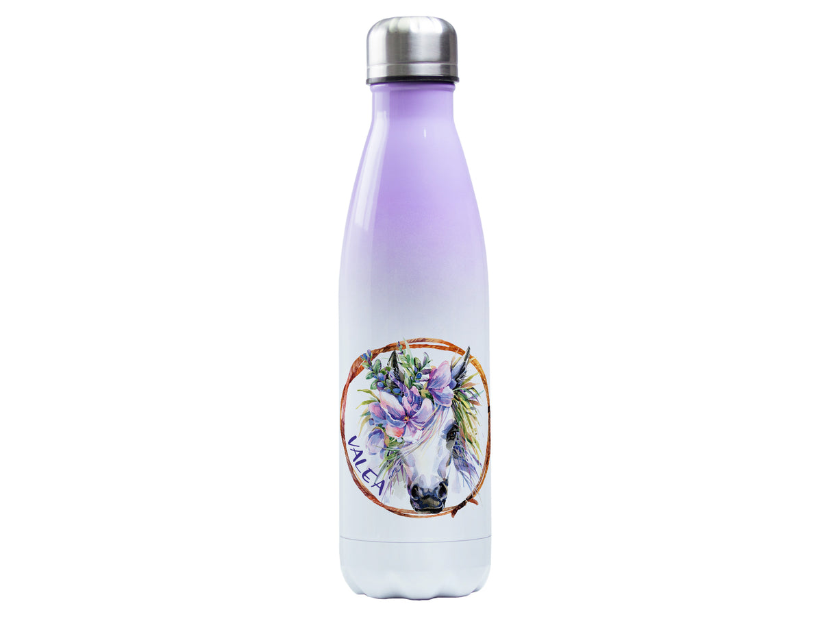 Lila Wasserflasche mit Einhorn-Motiv und floralen Details.