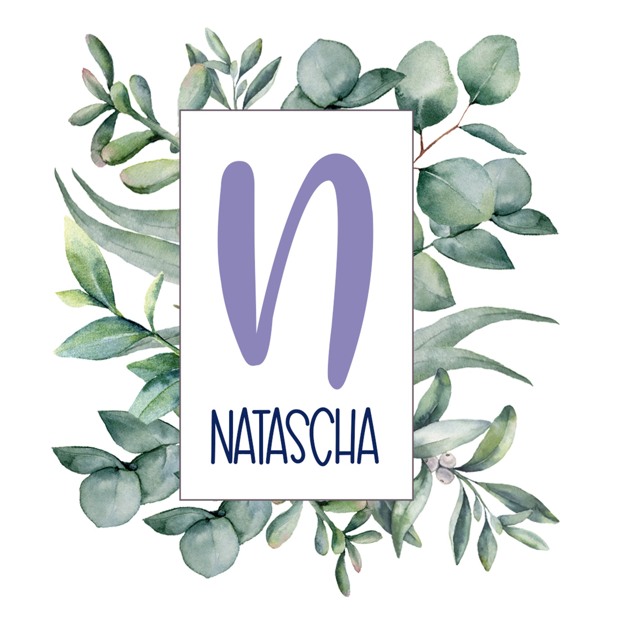 Lila Buchstabe "N" mit dem Namen Natascha, umgeben von grünen Blättern.