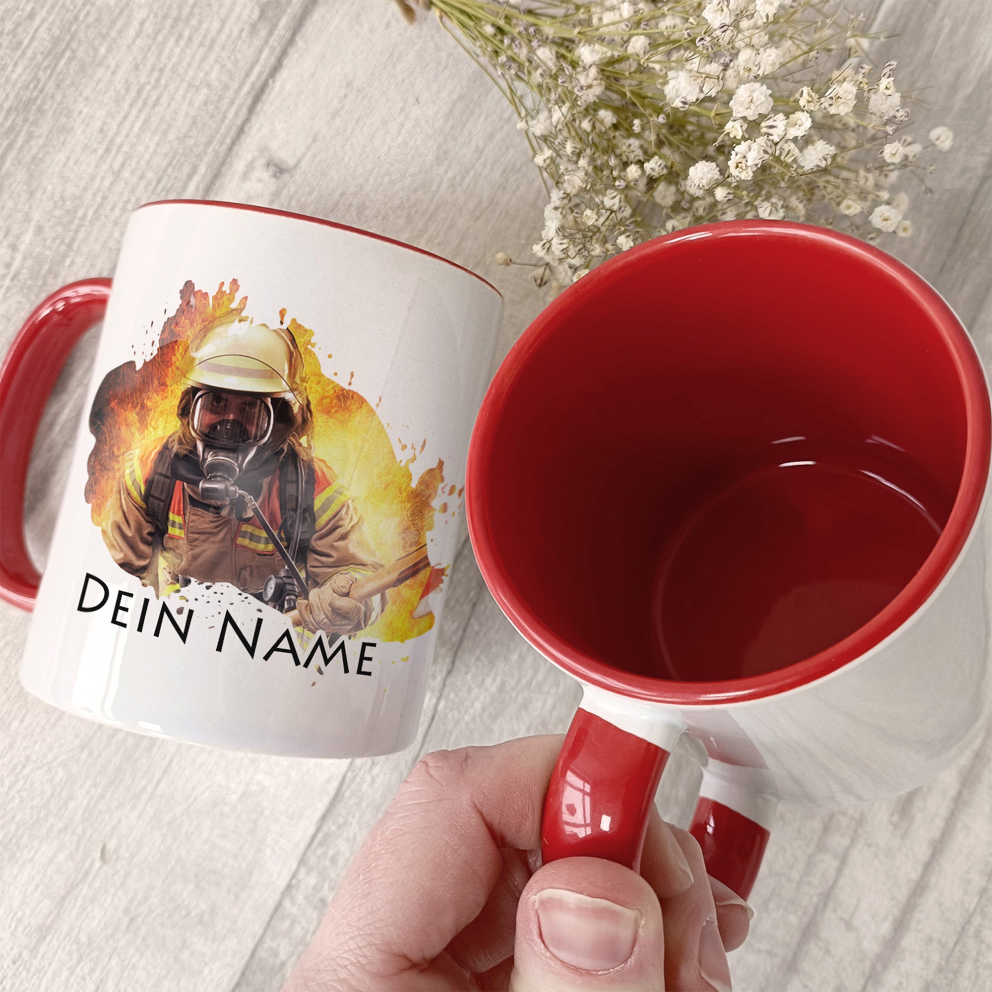 Tasse mit rotem Henkel, Feuerwehrmann-Motiv und personalisierbarem Text.