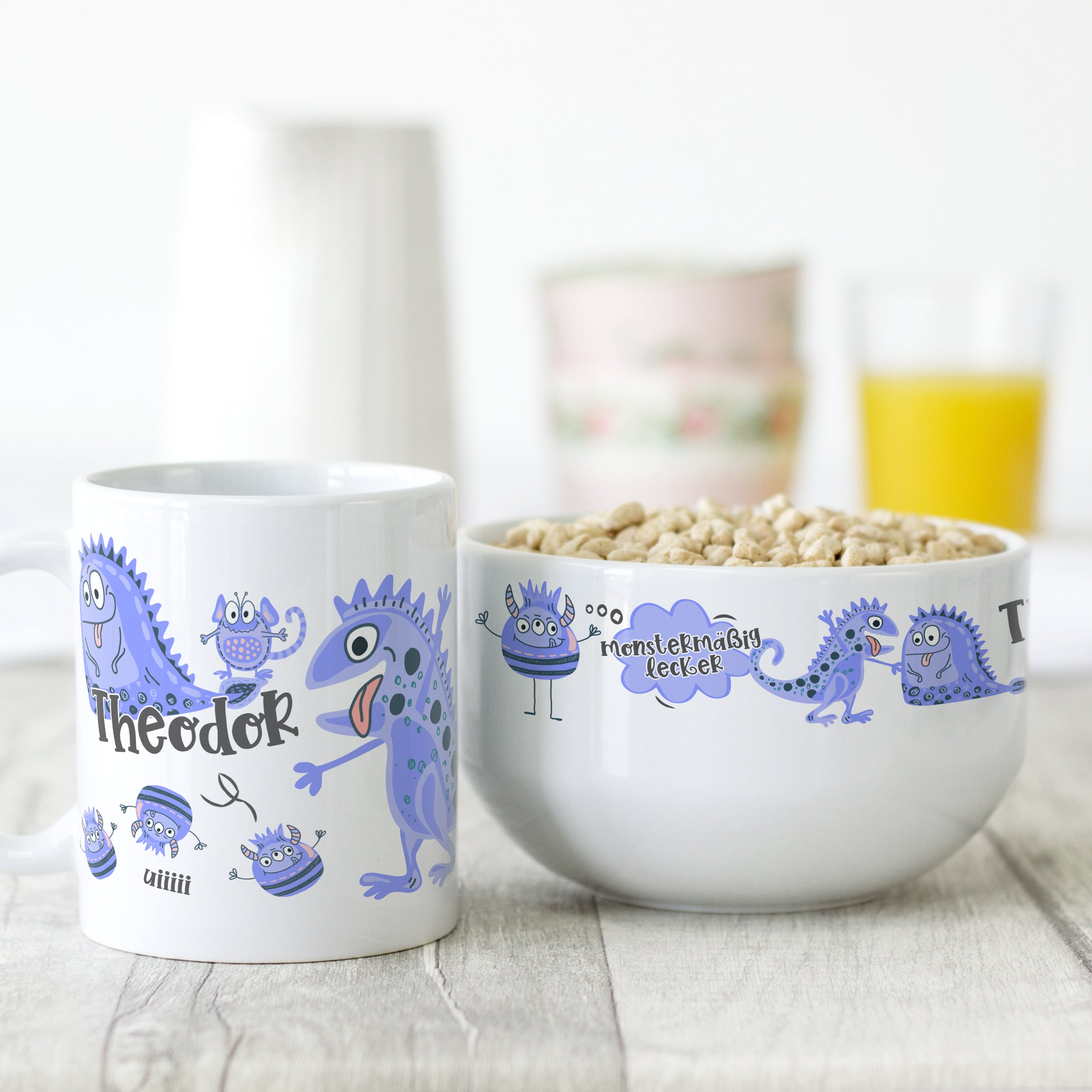 Bunte lila Tasse und Schüssel mit Monster-Motiven.
