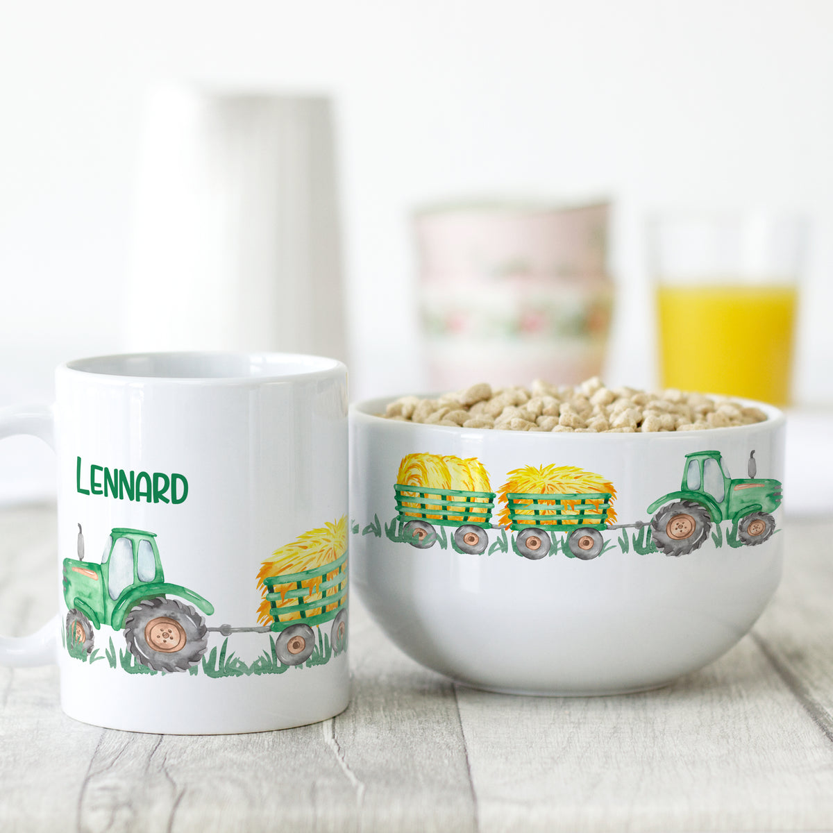 Grüne Tasse und Schüssel mit Traktor-Motiv und Namen.