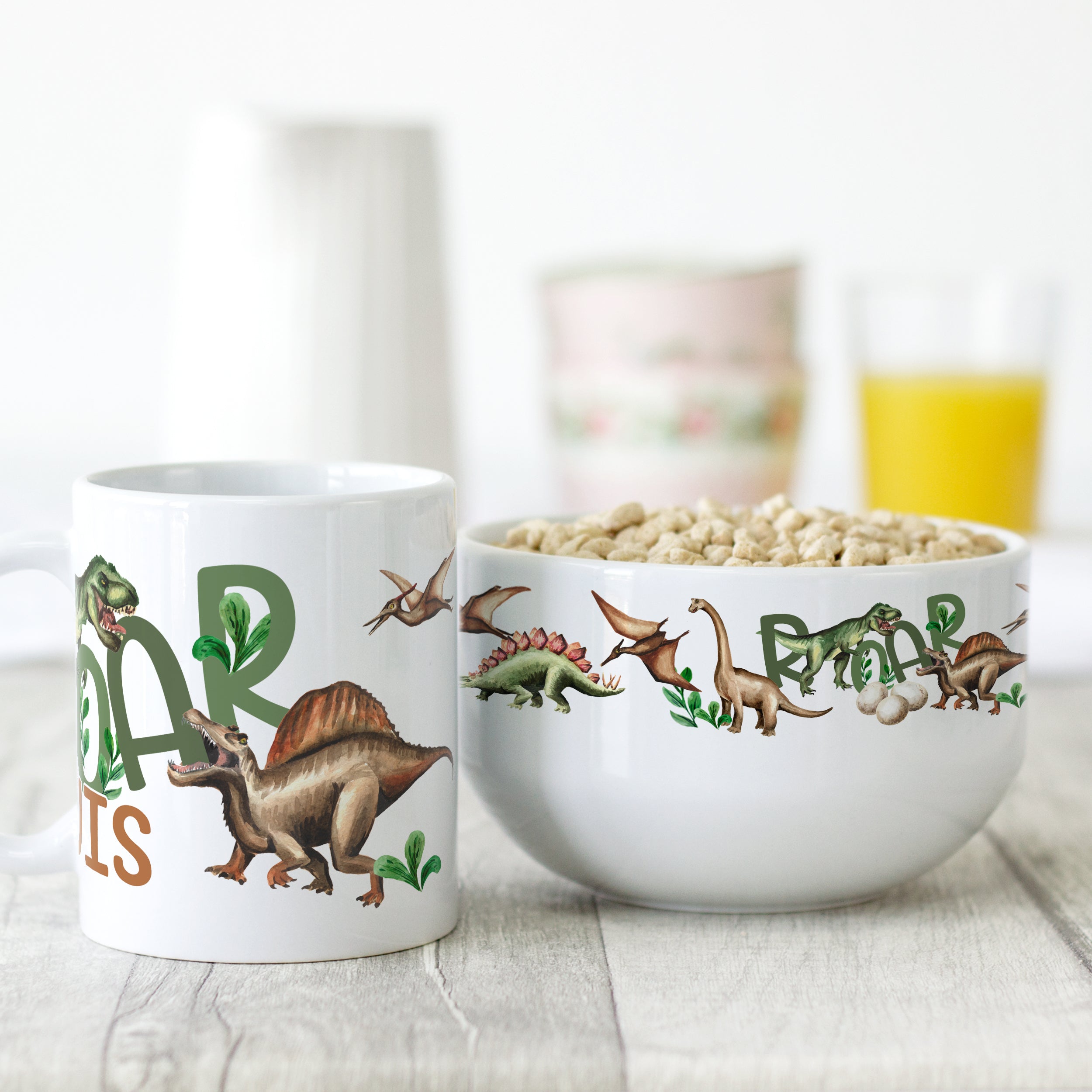 Tasse und Schüssel mit Dinosaurier-Motiven in bunten Farben.