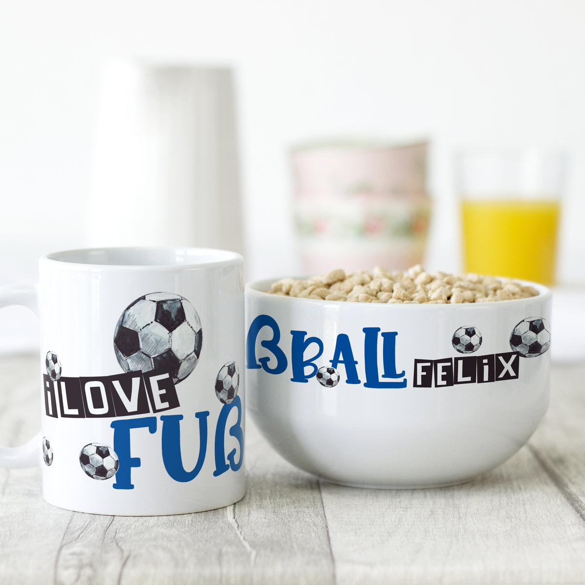 Tasse und Schüssel mit Fußball-Motiv in Weiß und Blau.