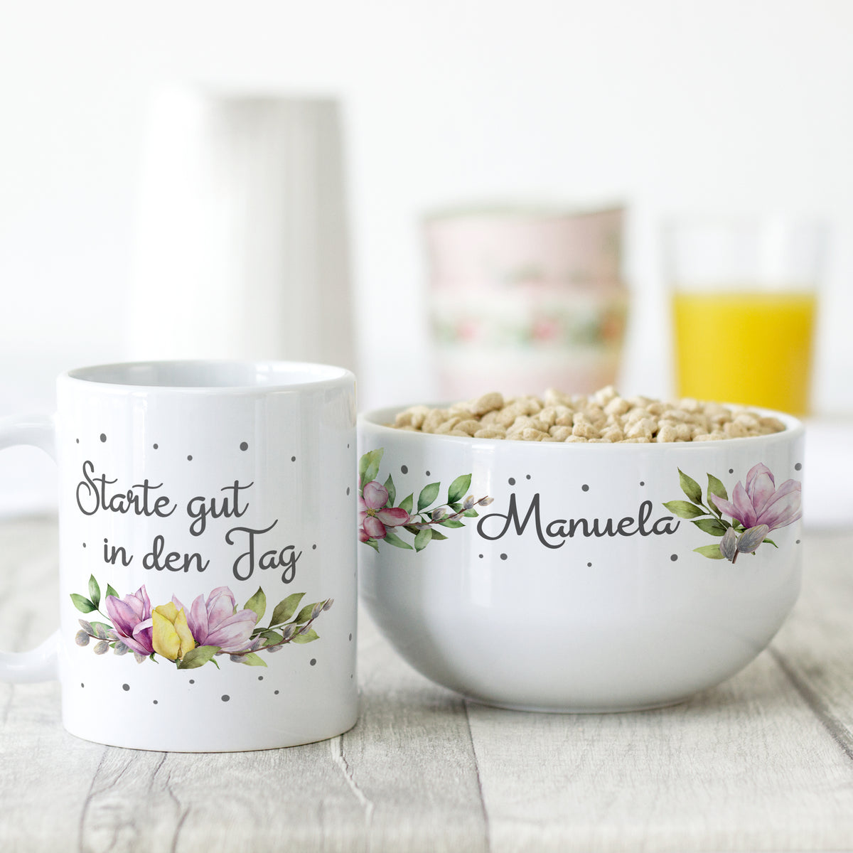 Tasse und Schüssel mit Blumenmotiven, weiß, personalisiert.