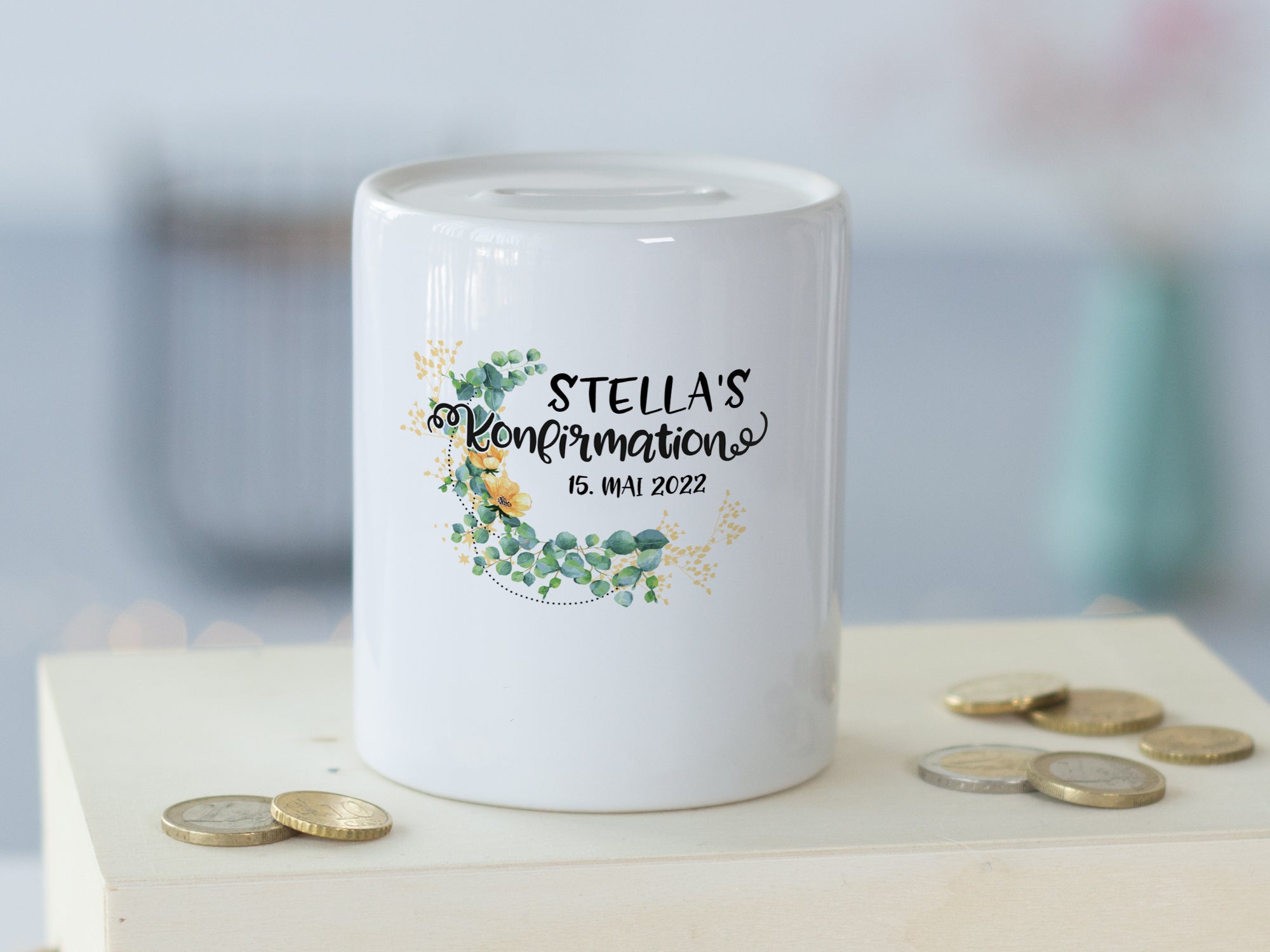 Spardose zur Konfirmation mit grünem Schriftmotiv und Wunschname in Wohnszene