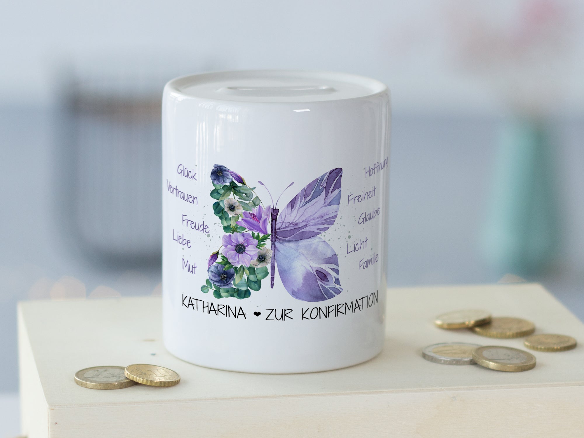 Spardose zur Konfirmation mit Schmetterling und Wunschname in Wohnszene