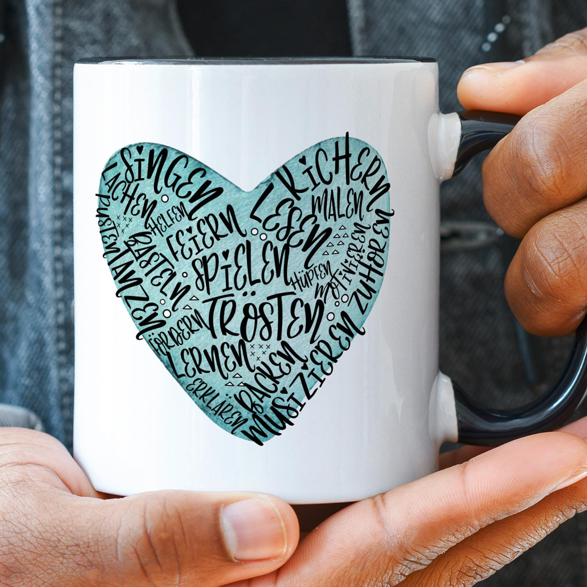 Tasse mit grünem Herz und handgeschriebenen Wörtern.