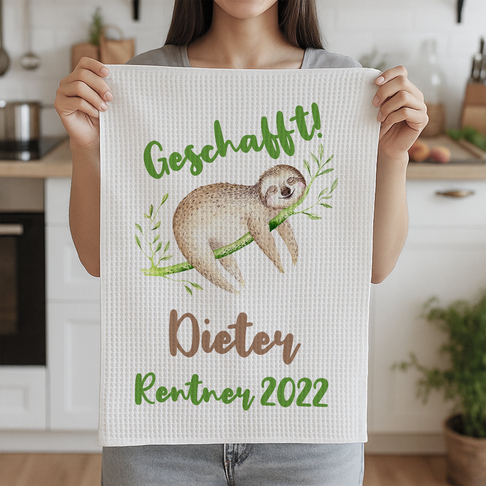 Geschafft! Geschirrtuch mit Faultier und grüner Schrift.