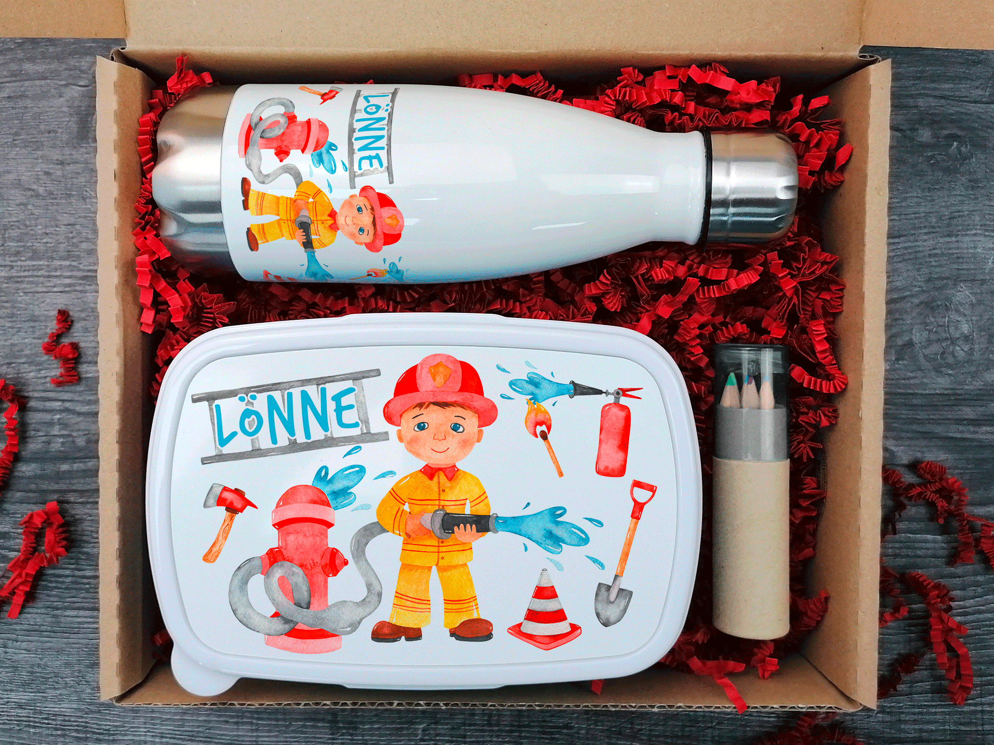 Wasserflasche und Brotdose mit Feuerwehr-Motiv in Weiß und Rot.