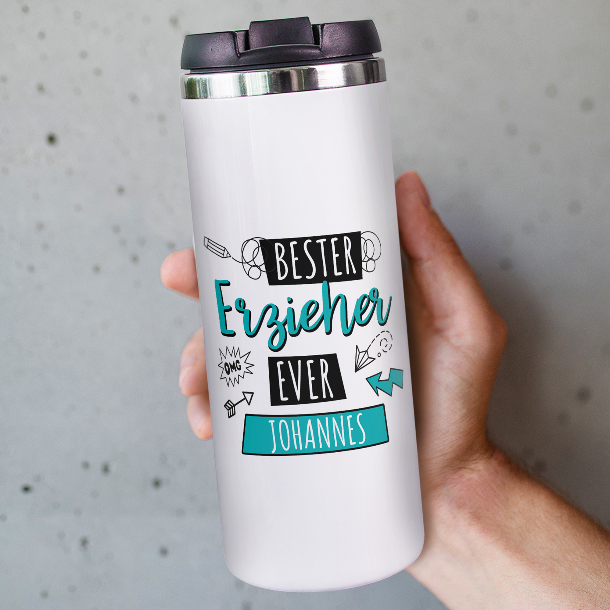 Weißer Thermobecher mit Aufschrift "Bester Erzieher Ever Johannes".