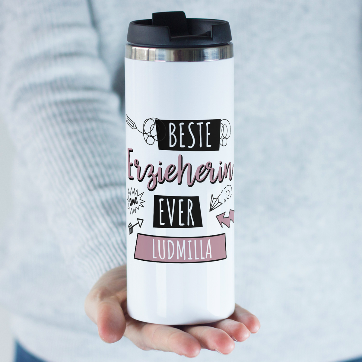 Weißer Thermobecher mit "Beste Erzieherin Ever Ludmilla" Aufdruck.
