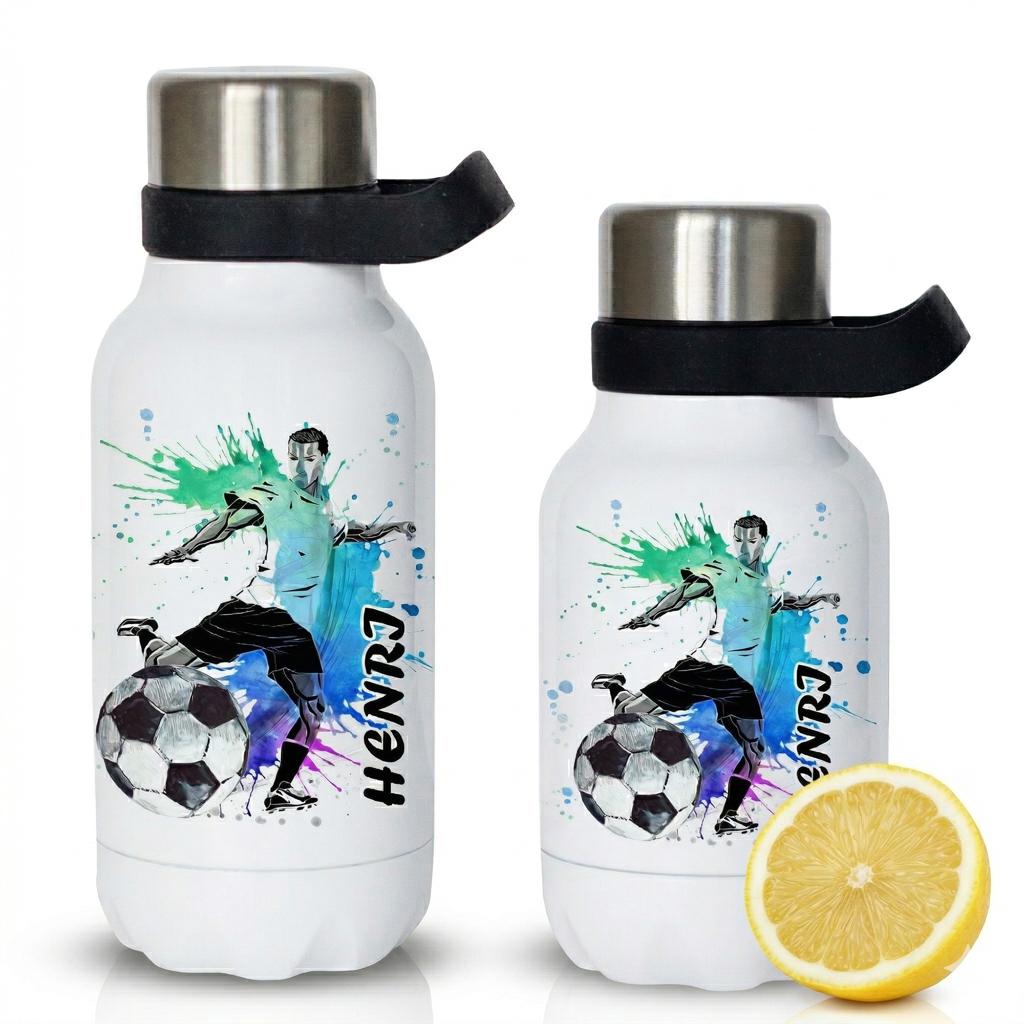Weiße Trinkflasche mit Fußballmotiv und grünen Akzenten.