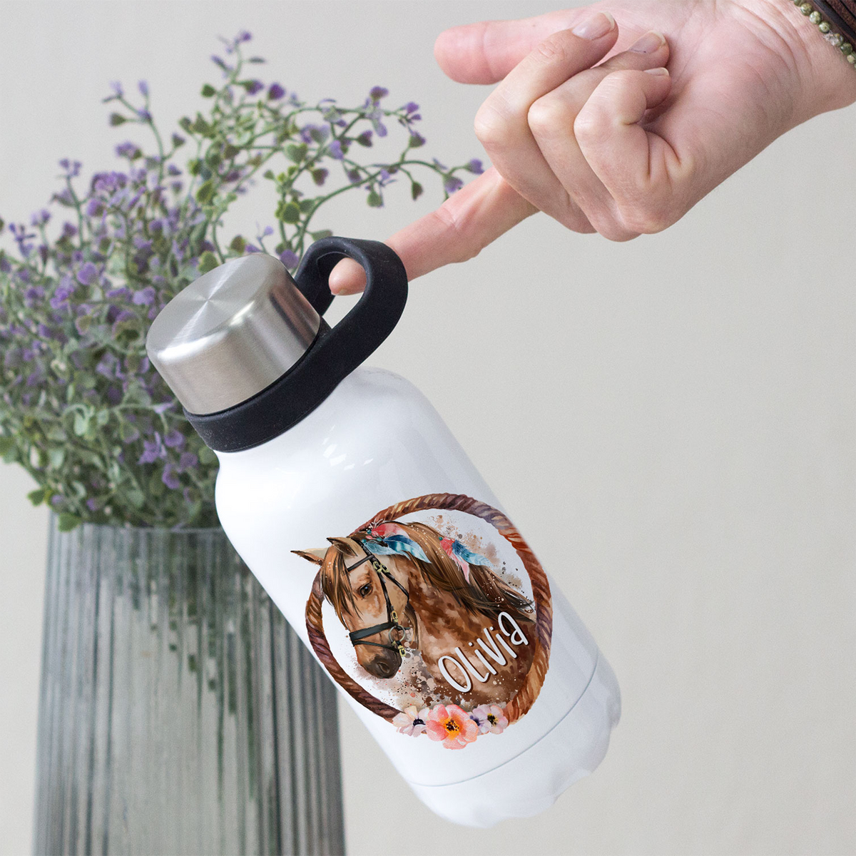 Weiße Wasserflasche mit Pferdemotiv und personalisiertem Namen.